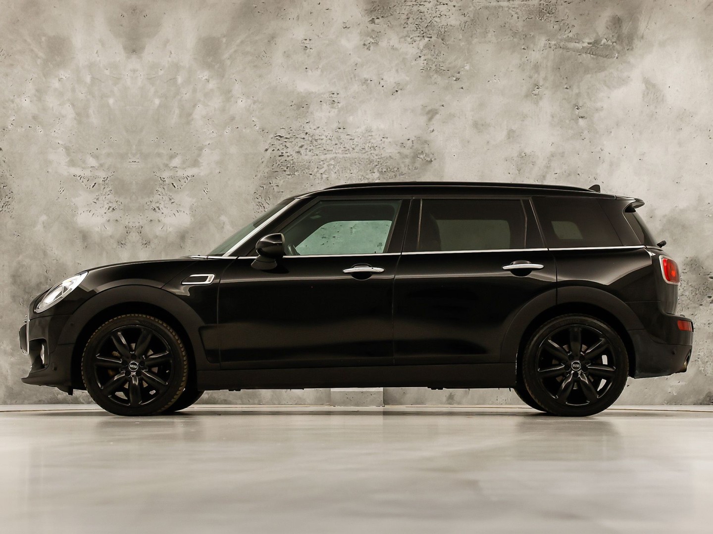 MINI Clubman 1.5 Chili Black Sport Automaat (PANORAMADAK, NAVIGATIE, LEDEREN SPORTSTOELEN, STOELVERWARMING, CRUISE, CLIMATE, ZWART HEMEL, NIEUWE APK)
