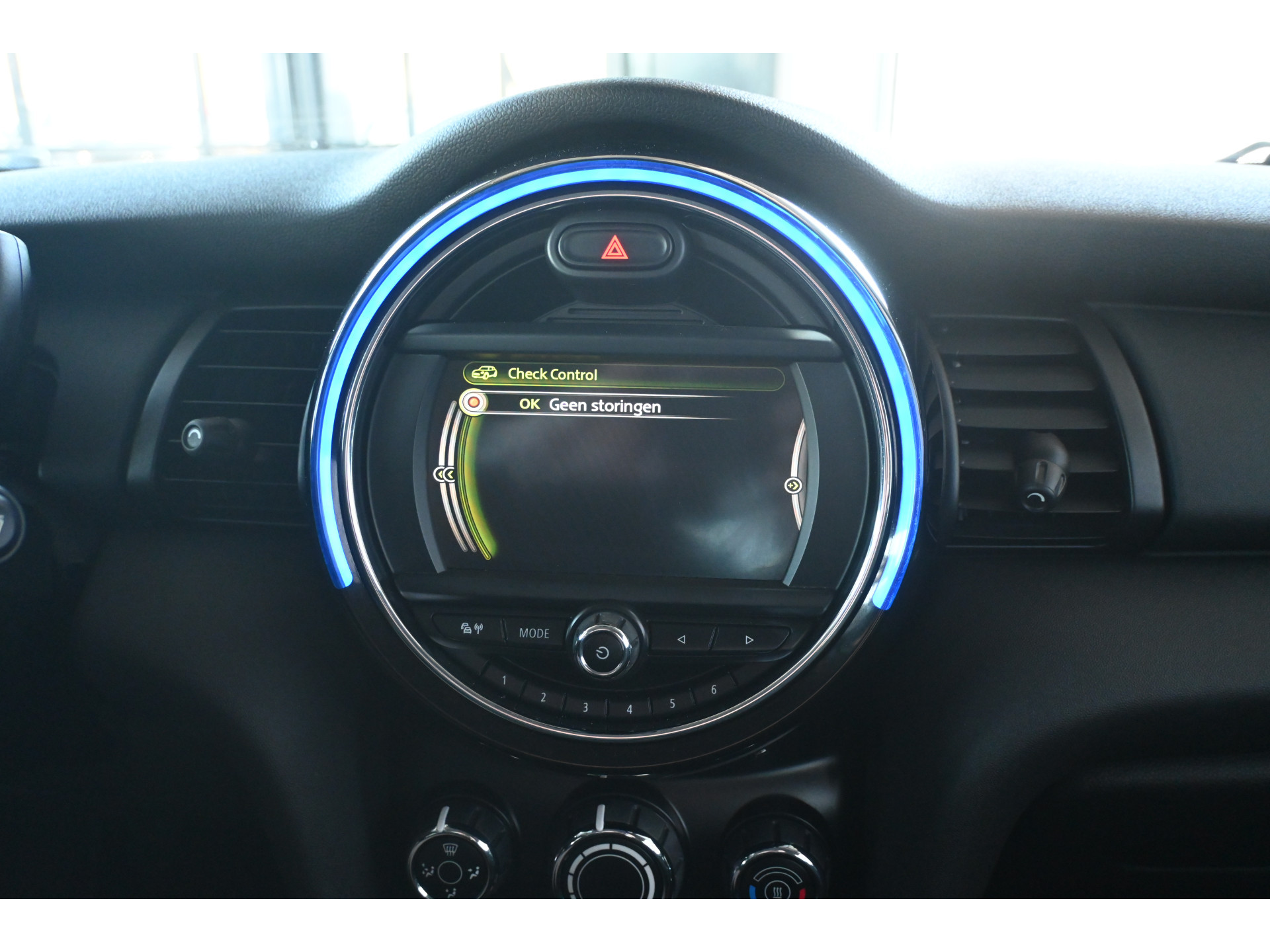 MINI Mini 1.5 Business Nap Airco Cruise control Navigatie Lichtmetaal Inruil mogelijk