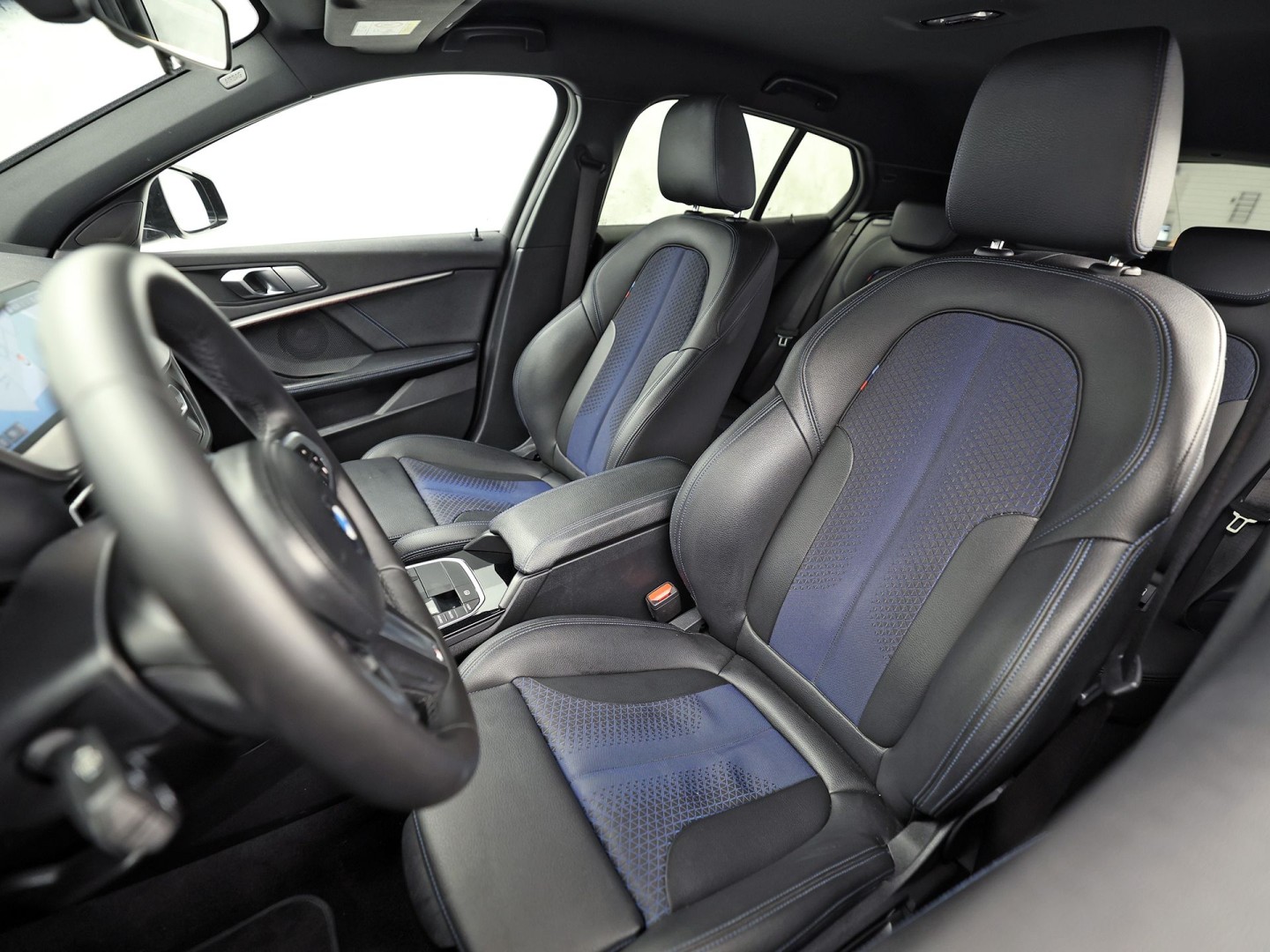BMW 1 Serie 118i M Sport Automaat (APPLE CARPLAY, M PAKKET, GROOT NAVI, LEDER, SPORTSTOELEN, SFEERVERLICHTING, GETINT GLAS, NIEUWSTAAT)