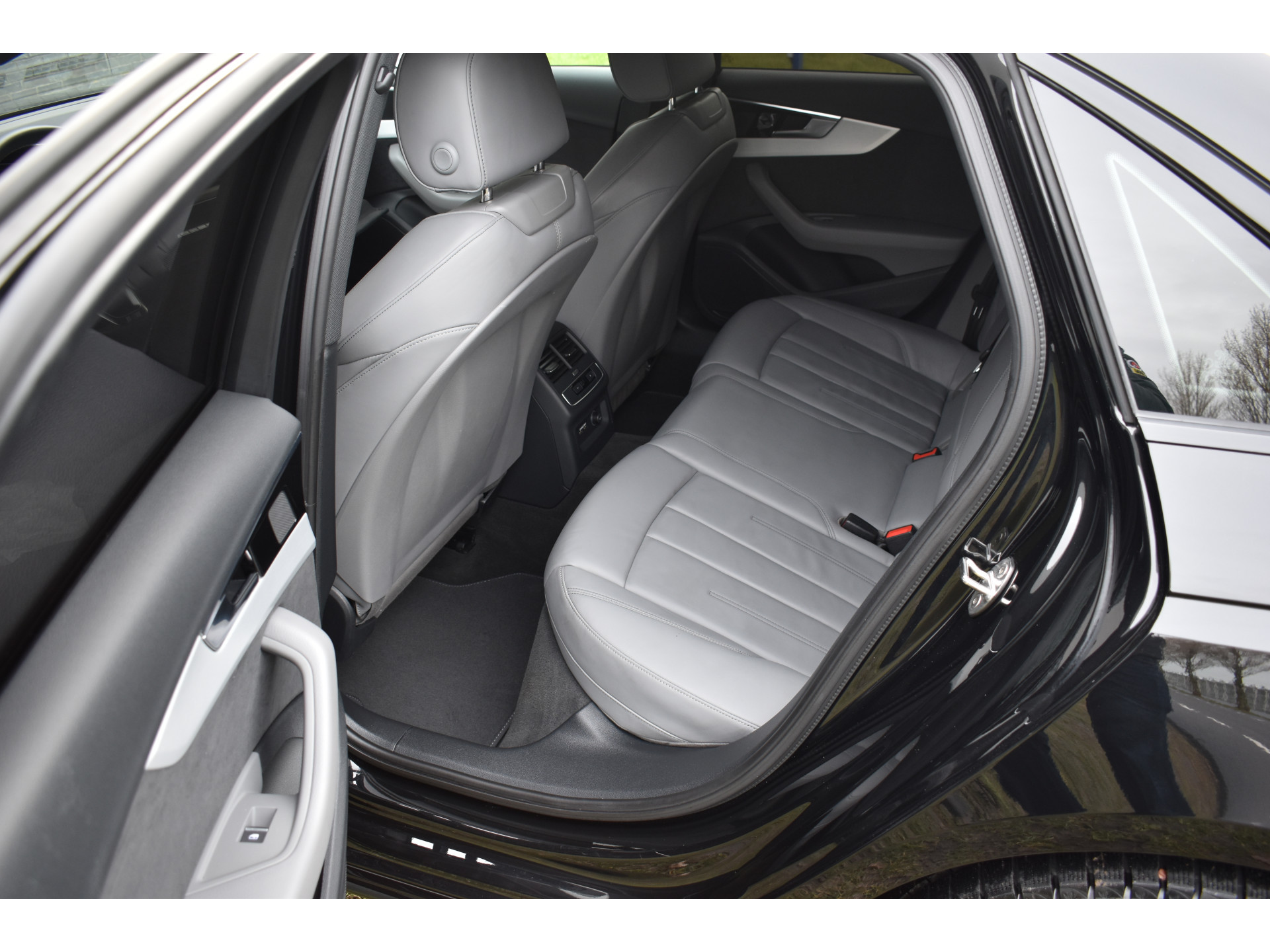 Audi A4 Limousine 35 TFSI S-line 2.0 Mild Hybrid S-line black-line Automaat Leder interieur