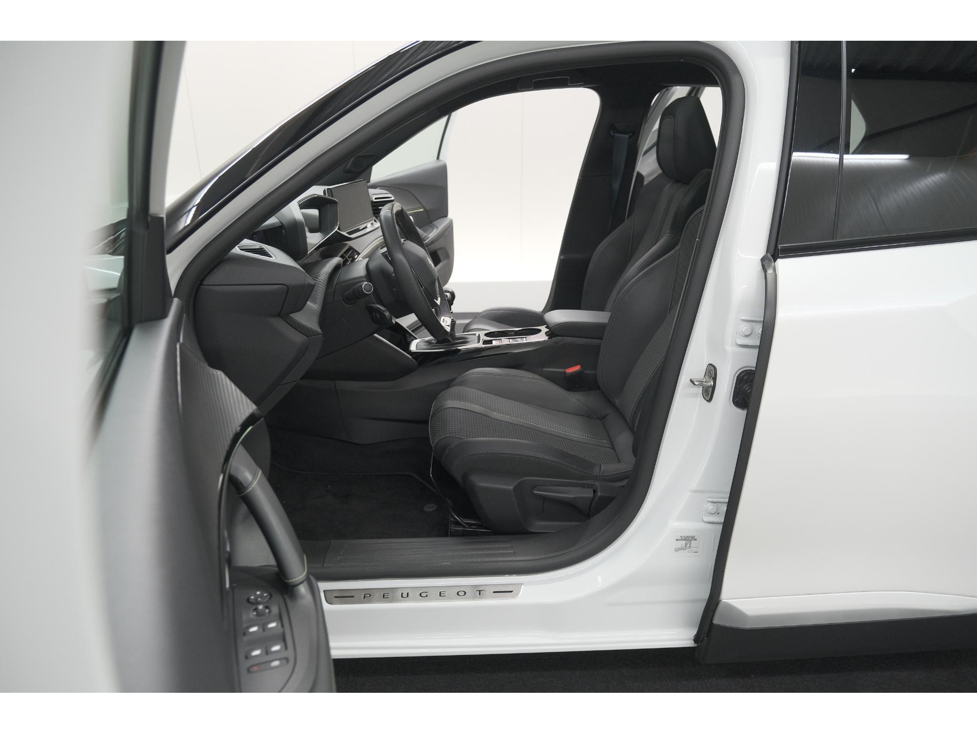 Peugeot 2008 PureTech 130 GT | Elektrisch Panoramadak | Camera | Dodehoekdetectie | Navigatie