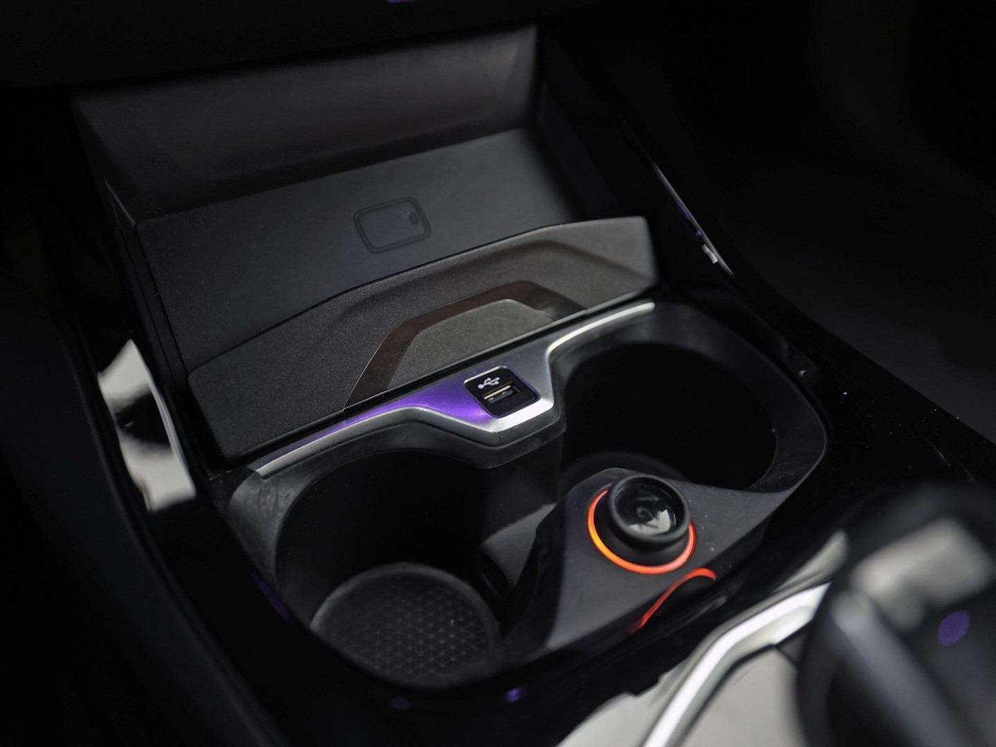 BMW 1 Serie 118i M Sport Automaat (PANORAMADAK, M PAKKET, DEALER ONDERHOUDEN, STUUR/STOELVERWARMING, CAMERA, BRUIN LEDER, SPOILER, BLACK PACK, SFEERVERLICHTING, NIEUWSTAAT)