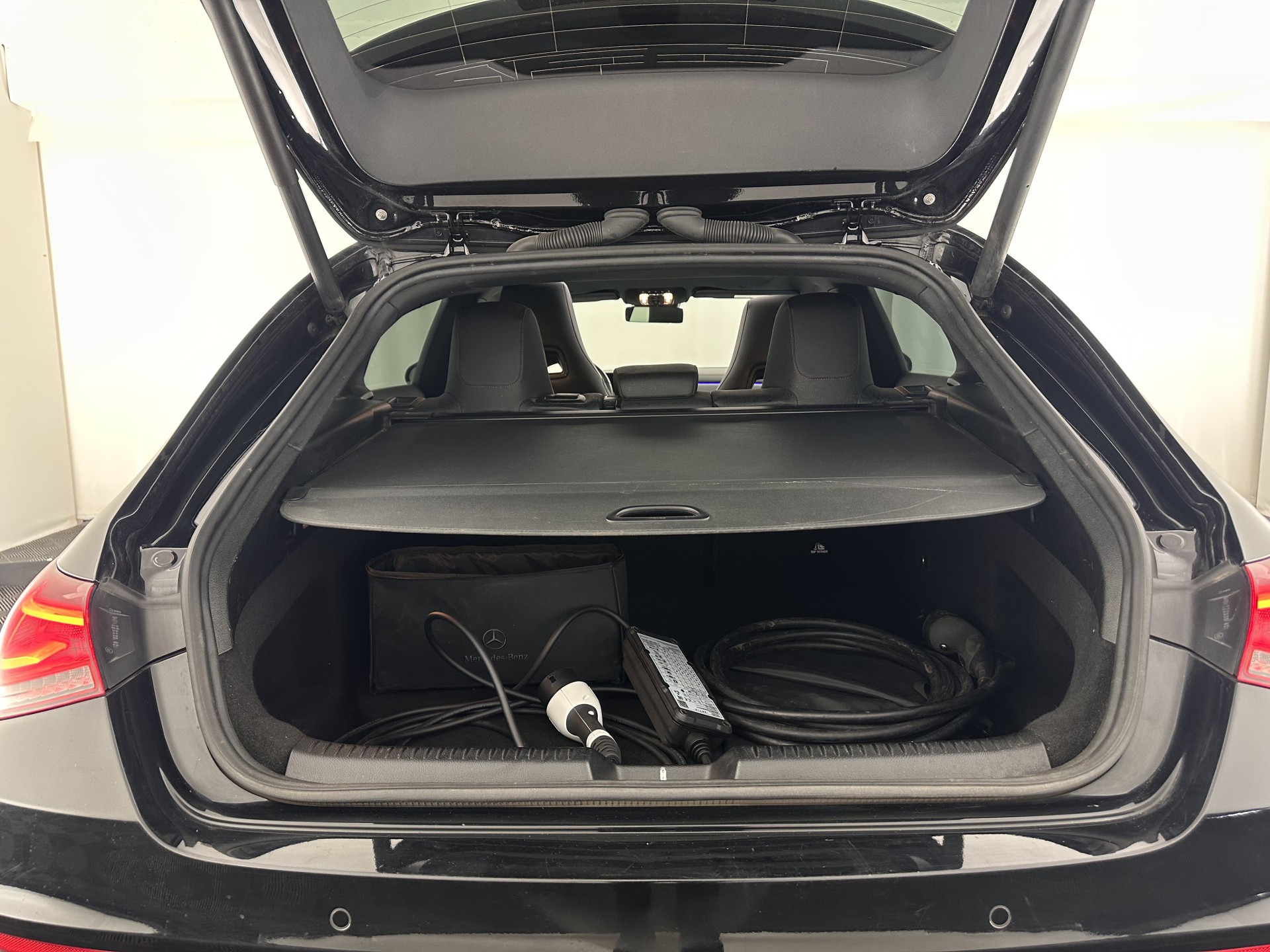 Mercedes-Benz CLA-klasse Shooting Brake 250 e AMG Line ( Plug-in ) (INCL.BTW) *PANO | LEATHER-MICROFIBRE | MULTIBEAM-LED | AMBIENT-LIGT | BLIND-SPOT | HEATED-SPORTSEATS | WIDE-SCREEN-DIGICOCKPIT | DAB+ | NAVI-FULLMAP | CAMERA | PRIVACY-GLASS | TOWBAR | 19