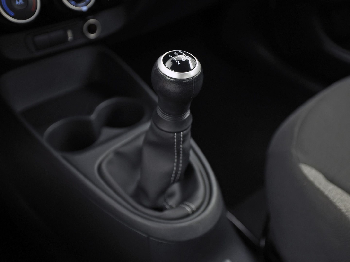 Toyota Aygo 1.0 VVT-i MT Play (APPLE CARPLAY, NAVIGATIE, ADAPTIVE CRUISE, SPORTSTOELEN, LANE ASSIST, CAMERA, NIEUWSTAAT)
