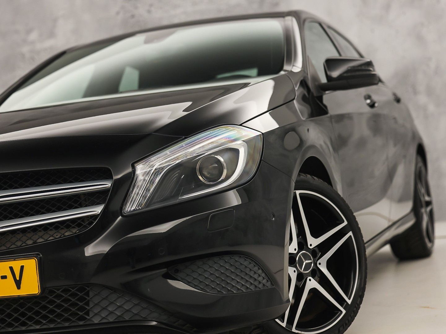 Mercedes-Benz A-Klasse 180 AMG Sport Automaat (NAVIGATIE, LEDER, STOELVERWARMING, SPORTSTOELEN, ZWART HEMEL, PARKEERSENSOREN, TREKHAAK, CRUISE, NIEUWSTAAT)