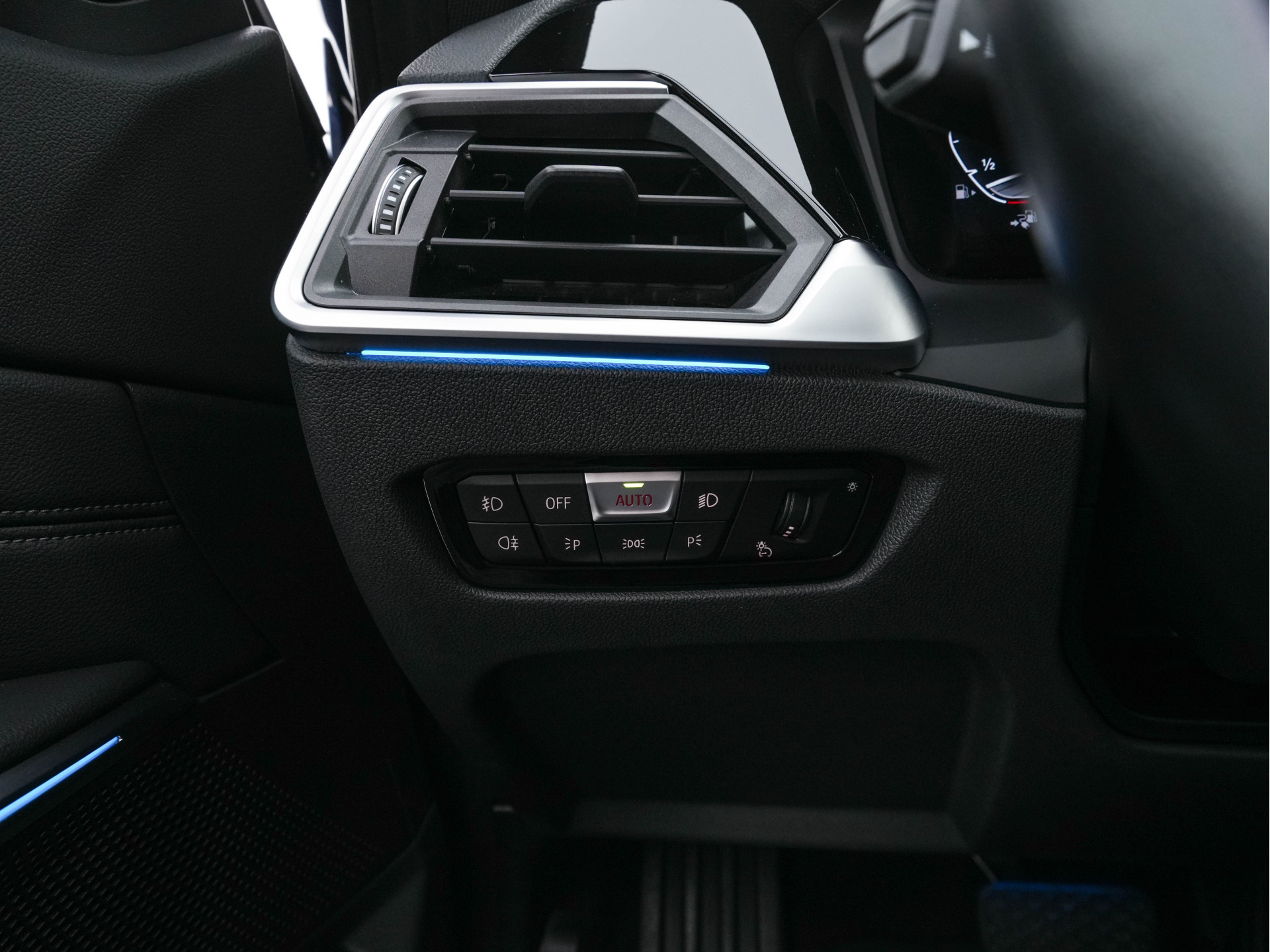 BMW 3-serie Touring 320e Business Edition Plus [Plug-In] (INCL-BTW) Aut. *LEATHER | FULL-LED | HEATED-SPORTSEATS | DIGI-COCKPIT | HIFI-SOUND | NAVI-FULLMAP | PRIVACYGLASS | PDC | AMBIENTLIGHT | DAB | KEYLESS | TOWBAR | 17"ALU* *