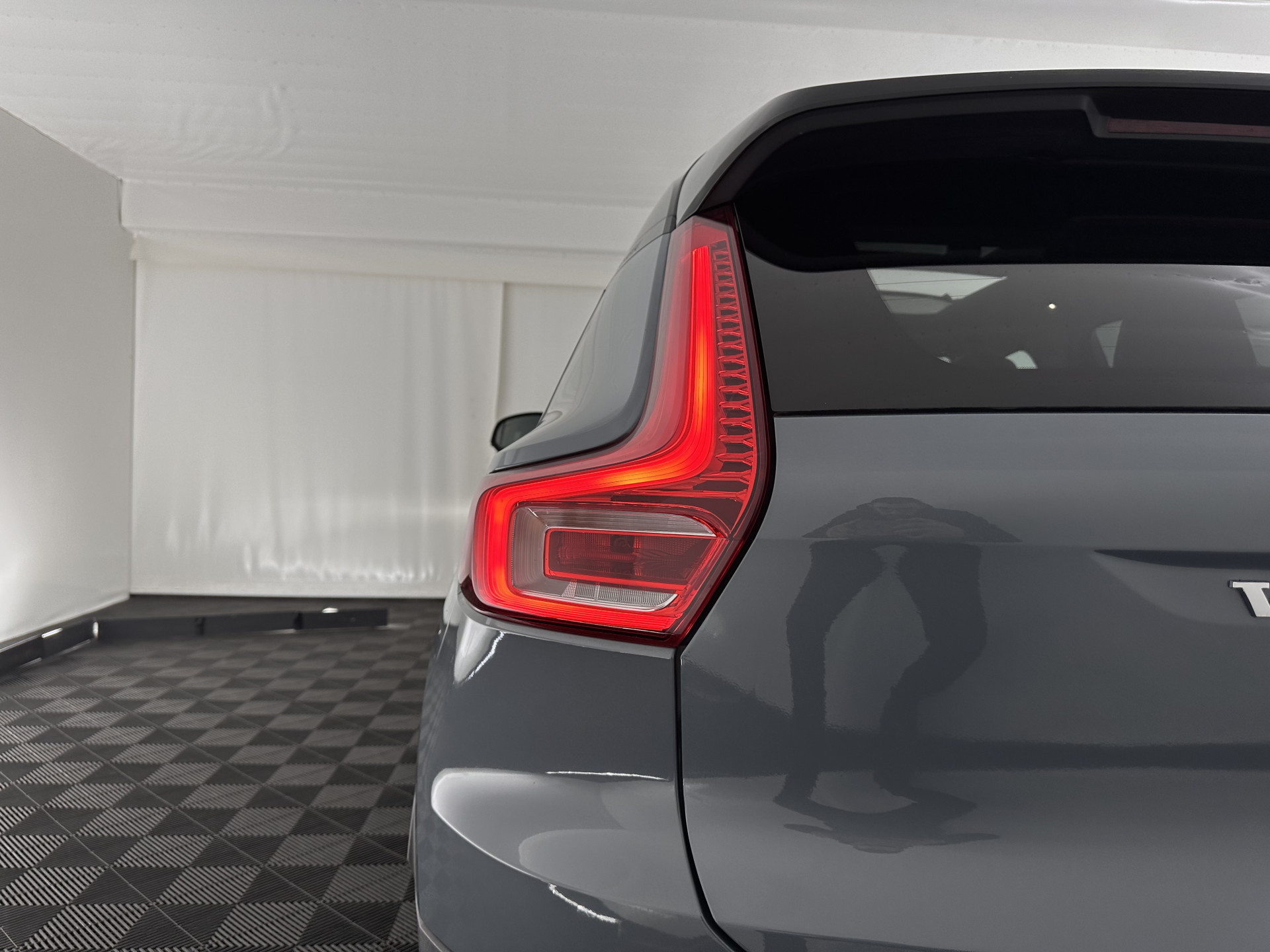 Volvo XC40 Recharge P8 AWD R-Design [ 3-Fase-11kW ] {SOH-90%} (INCL-BTW) Aut. *PANO | LEATHER-ALCANTARA | ADAPTIVE-CRUISE | DIGI-COCKPIT | FULL-LED | HARMAN/KARDON | TOPVIEW | NAVI-FULLMAP | ECC | PDC | KEYLESS | HEATED-SPORTSEATS | TOWBAR | 20''ALU*