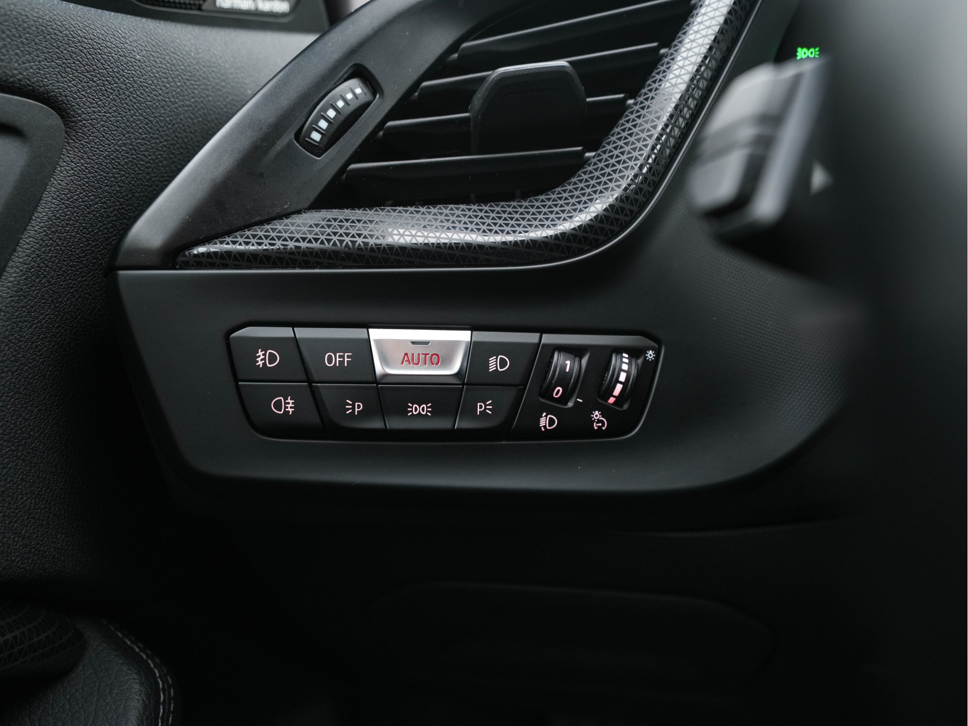 BMW 1-serie 118i High Executive Edition Sport-Line (INCL-BTW) *LEATHER | DIGI-COCKPIT | HARMAN/KARDON-AUDIO | FULL-LED | KEYLESS | NAVI-FULLMAP | DAB | CAMERA | ECC | CARPLAY | PDC | AMBIENT-LIGHT | CRUISE | SPORT-SEATS | 17"ALU*