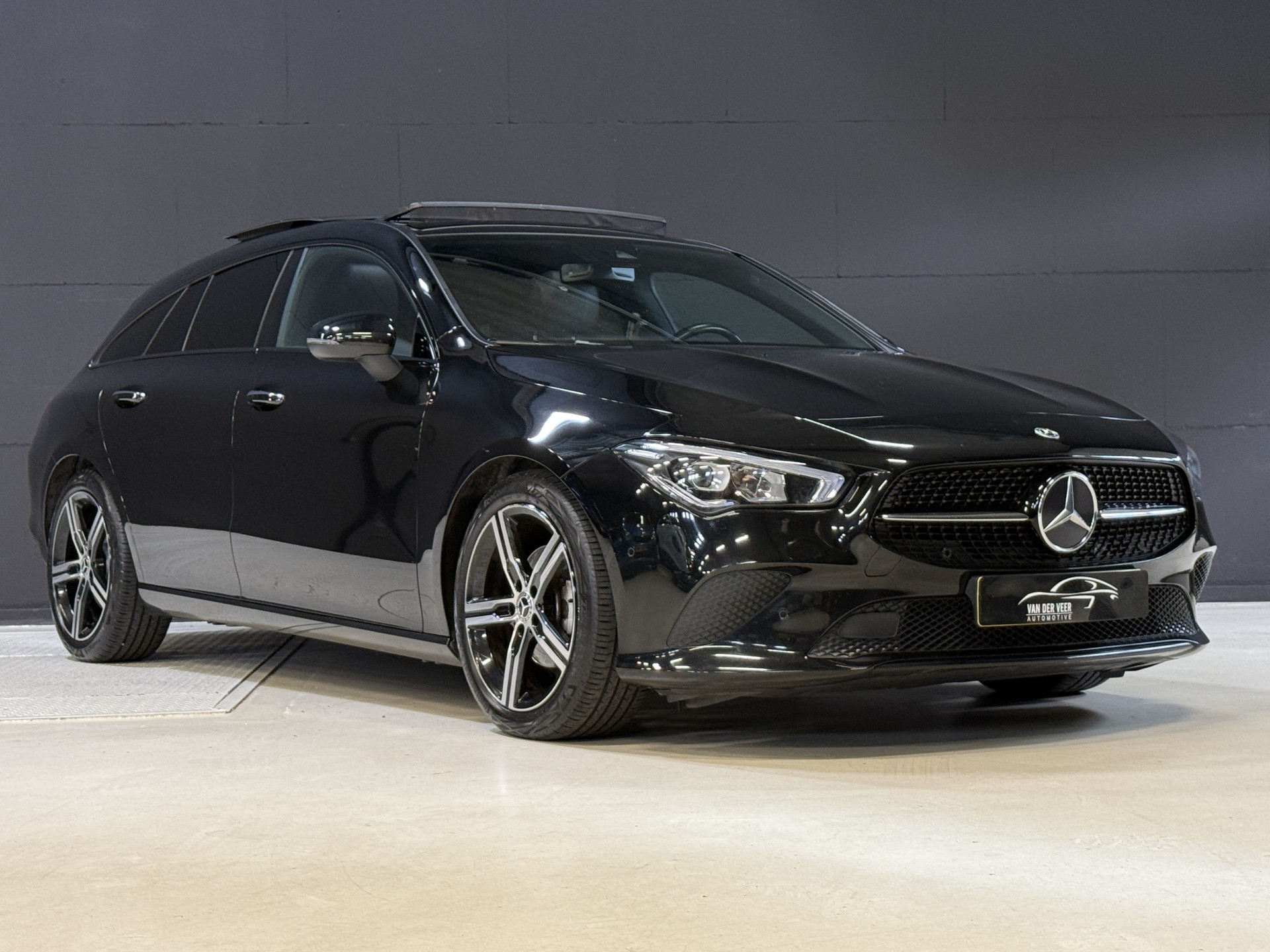 Mercedes-Benz CLA-klasse Shooting Brake 180 Luxury Line | Panoramadak | Leder | Camera | Sfeerverlichting