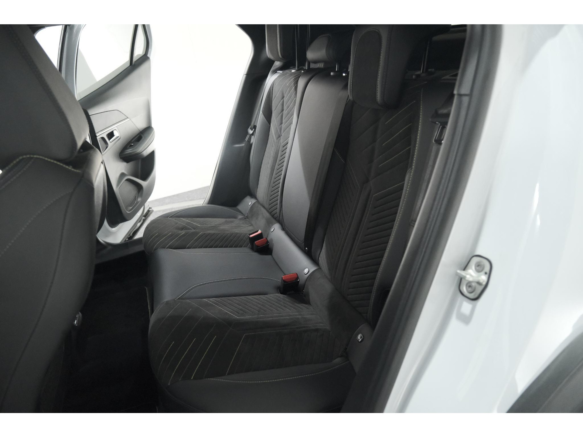 Peugeot 2008 PureTech 130 EAT8 GT | 360 Camera | Stoelmassage | Adaptieve Cruise Control | Dodehoekdetectie