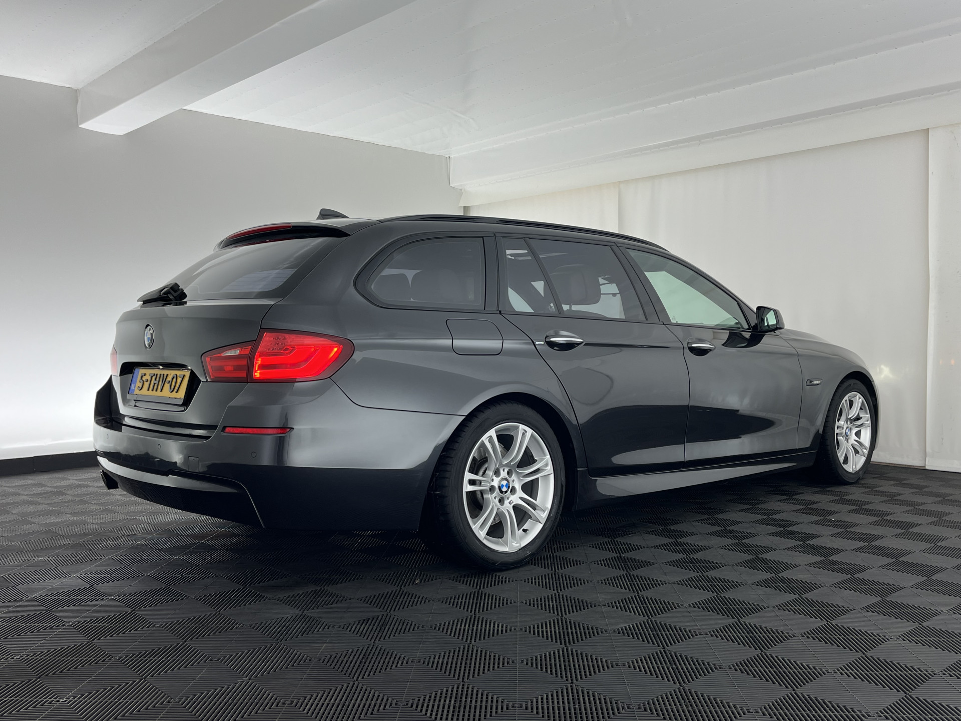 BMW 5-serie Touring 520d M-Sportpack High Executive Aut. *PANO | LEATHER | XENON | HEATED-SPORTSEATS | HIFI-SOUND | NAVI-FULLMAP | PRIVACYGLASS | SHIFTPADDLES | HEAD-UP | 18''ALU*