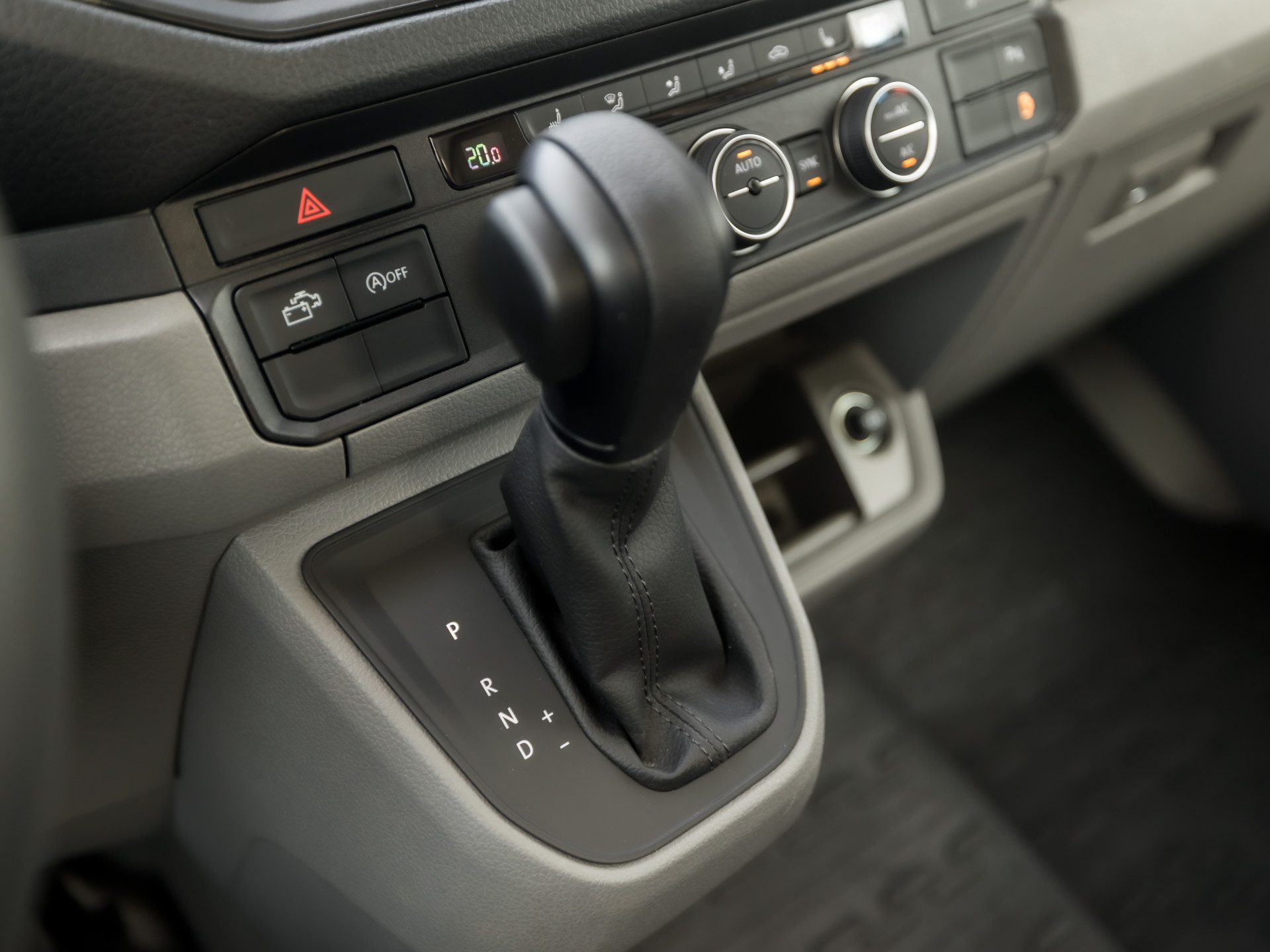 Volkswagen Crafter Grand California XXL 177Pk Automaat (LED KOPLAMPEN, STOELVERWARMING, KEUKEN, CENTRALE VERWARMING, KOELKAST, TOILET, DOUCHE, THULE ZONNESCHERM, FIETSENDRAGER, ZOET WATER)