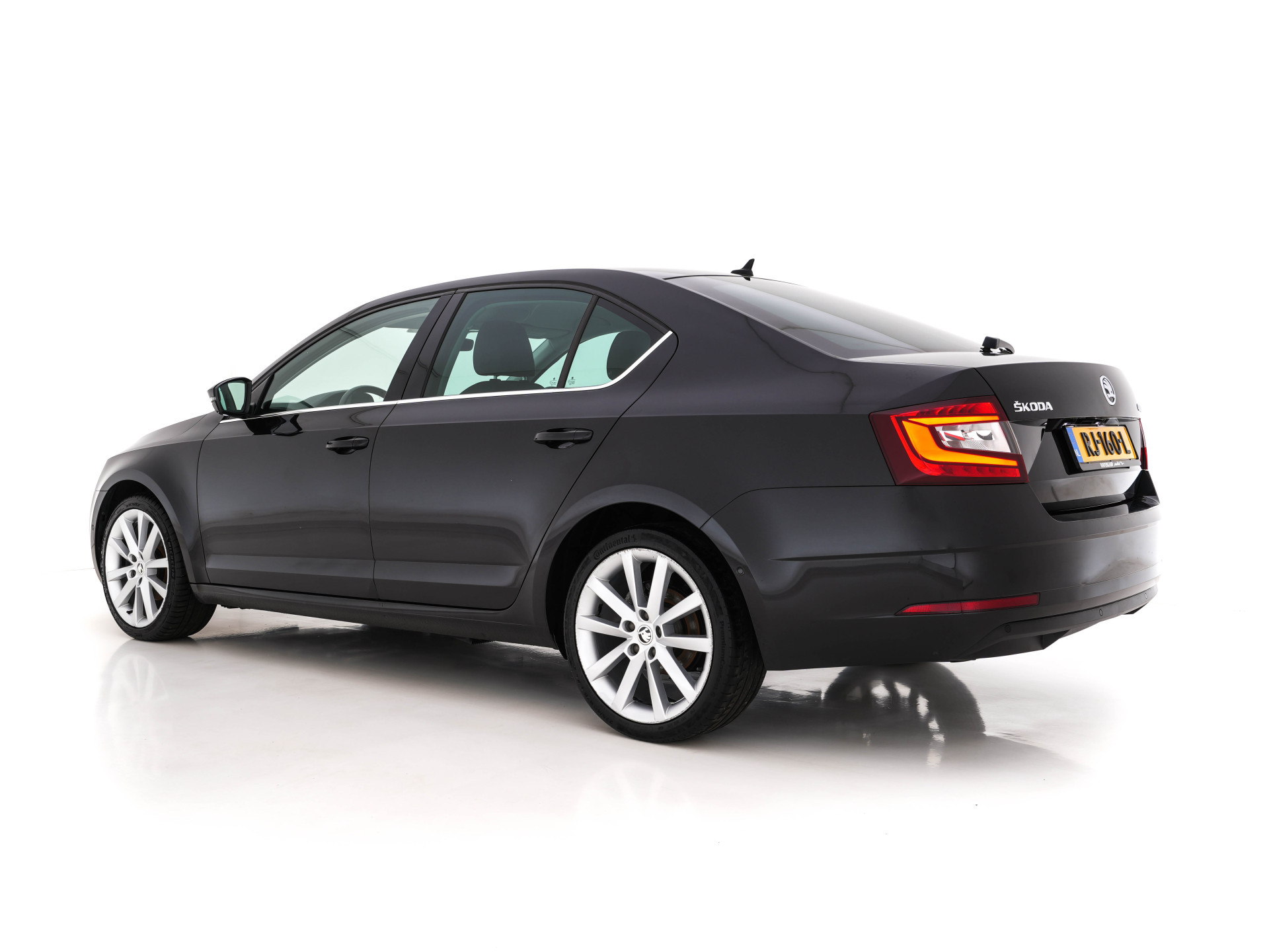 ŠKODA Octavia 1.0 TSI Greentech Style Business (INCL-BTW) Aut. *LEATHER-ALCANTARA | NAVI-FULLMAP | FULL-LED | CANTON-AUDIO | KEYLESS | DAB | HEATED-COMFORTSEATS | ECC | PARKPILOT | SHIFT-PADDLES | CRUISE | PRIVACY-GLASS | 18"ALU*