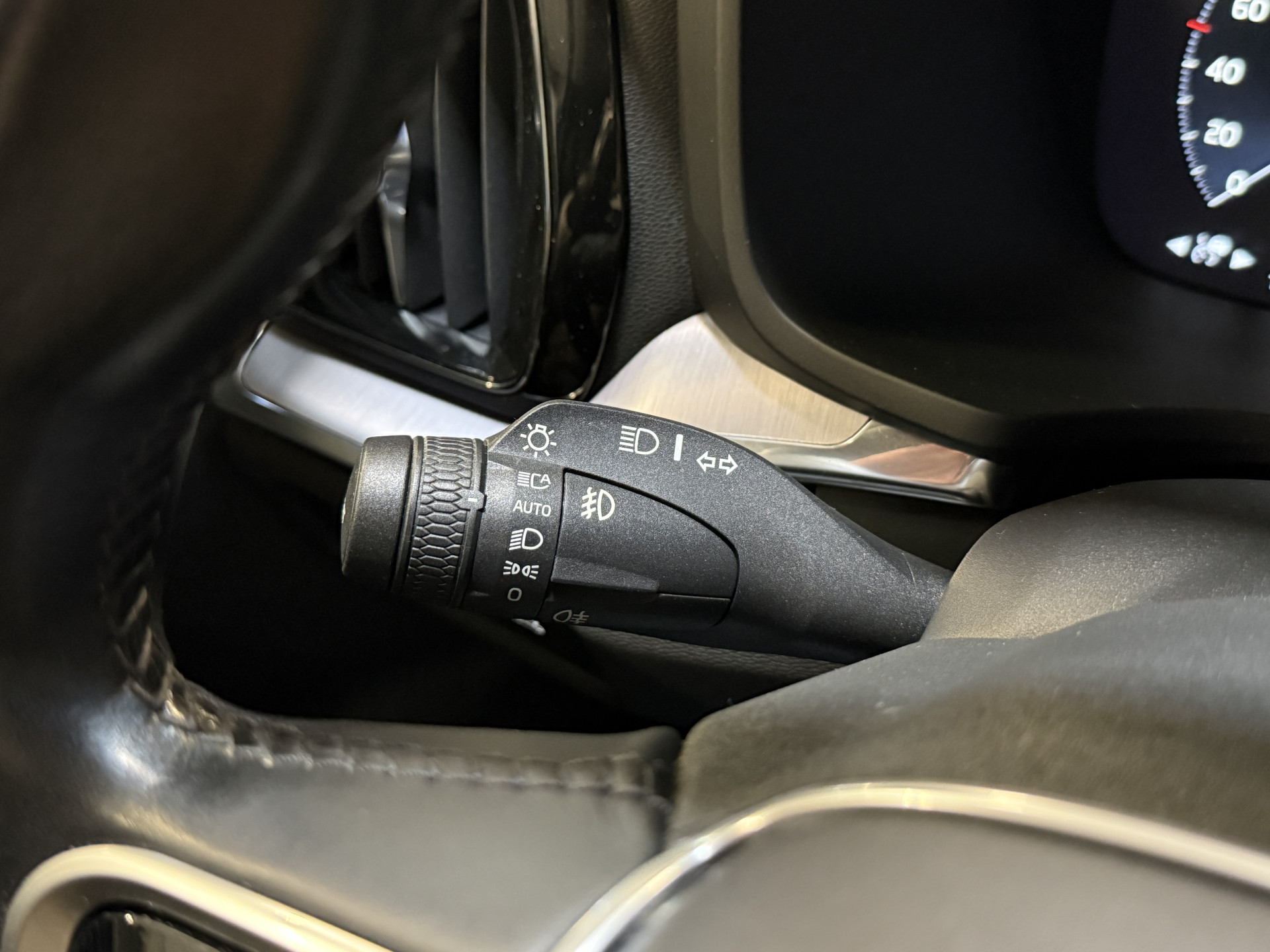 Volvo V60 2.0 B4 Business Pro | R-Design | Stoel/Stuurverwarming | Camera | Navi | Panoramadak