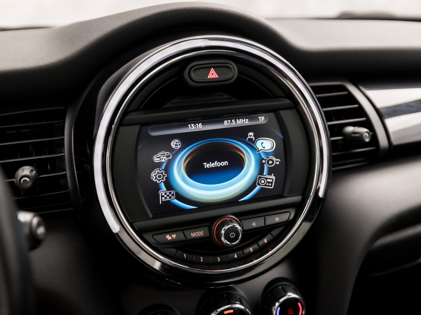 MINI 5-deurs 1.5 Cooper Chili Sport Automaat 136Pk (PANORAMADAK, 1e EIGENAAR, DEALER ONDERHOUDEN, 5 DEURS, NAVIGATIE, LEDER, SPORTSTOELEN, GETINT GLAS, PARKEERSENSOREN, NIEUWSTAAT)
