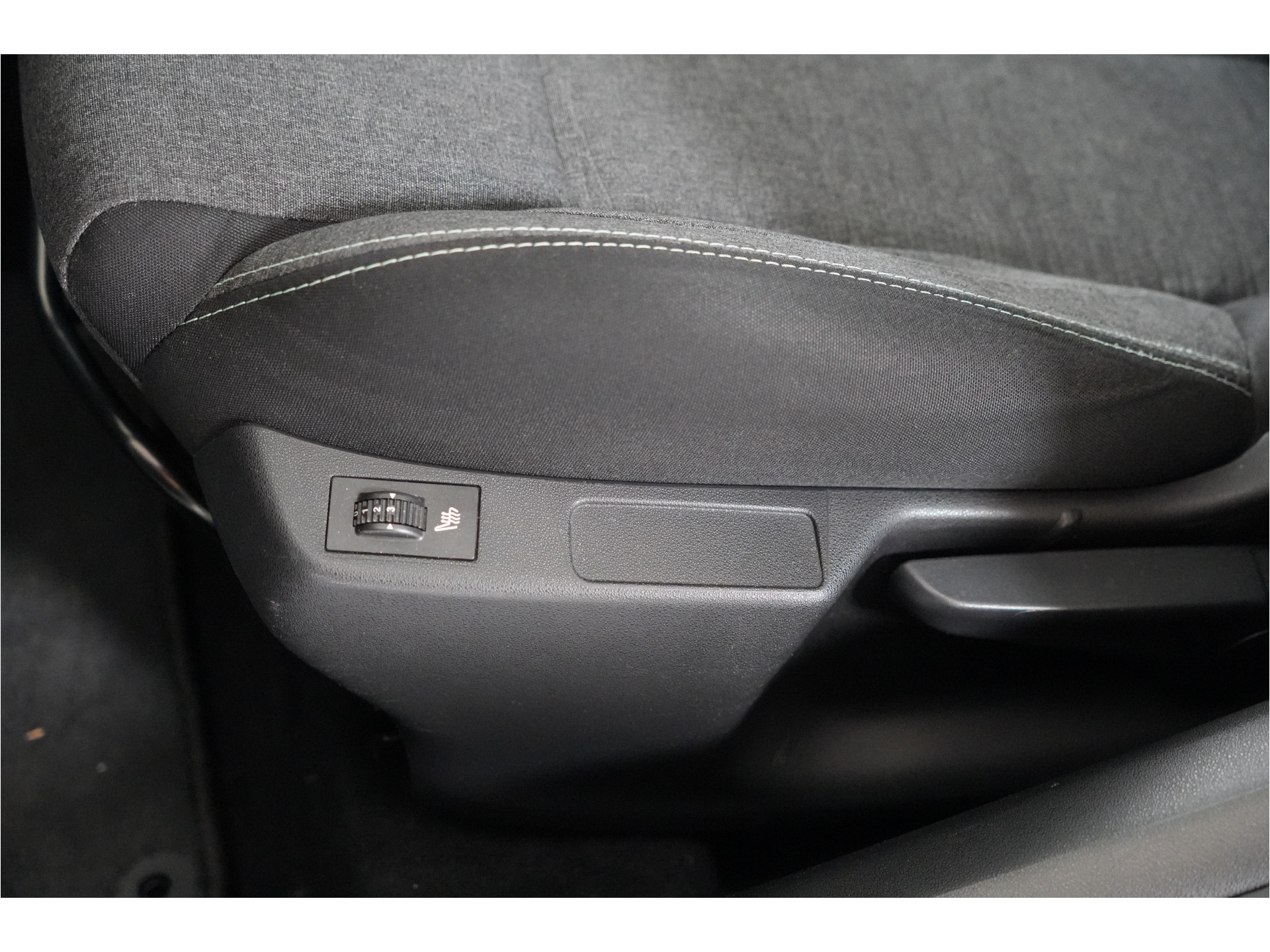 Citroën C4 1.2 PureTech Feel Collection | Trekhaak | Pano | Cruise | Stl. verw. | Climate | PDC |