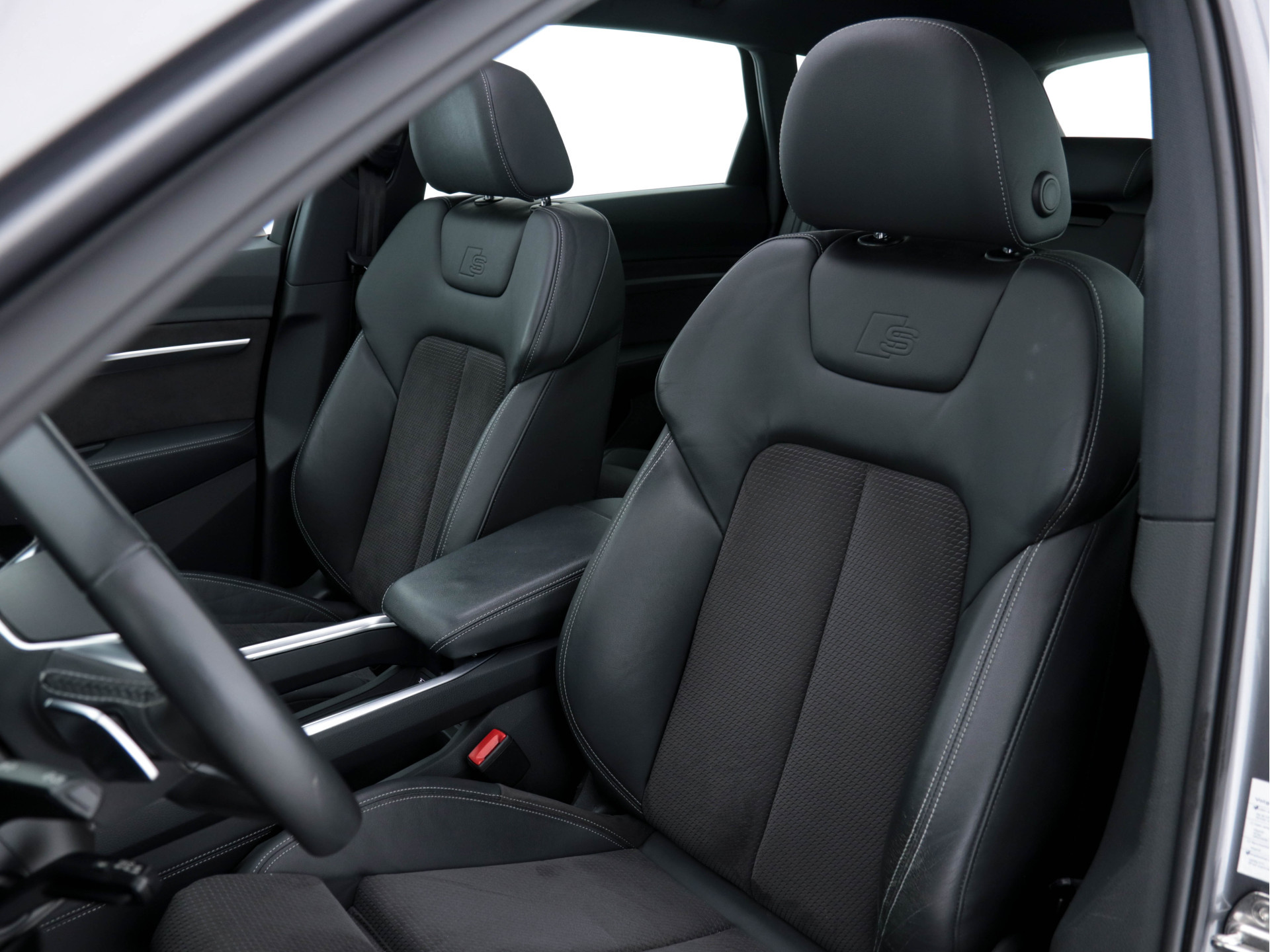 Audi e-tron 55 Quattro S-line 95 kWh [ 3-Fase ] (INCL-BTW) *PANO | FULL-LED | NAVI-FULLMAP | KEYLESS | LEATHER-ALCANTARA | AIR-SUSPENSION | CRUISE | DIGI-COCKPIT | MEMORY-PACK | SHIFT-PADDLES | HEATED-SPORTSEATS | 20"ALU*