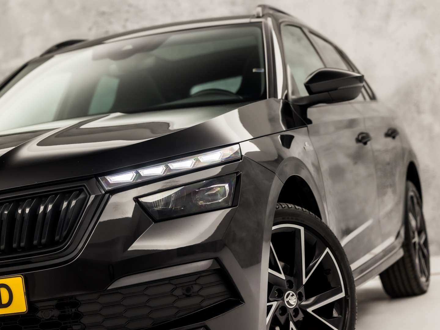 Škoda Kamiq 1.0 TSI Monte Carlo Automaat (PANORAMADAK, VIRTUAL COCKPIT, KUIPSTOELEN, APPLE CARPLAY, CAMERA, GETINT GLAS, ADAPTIVE CRUISE, KEYLESS, NIEUWSTAAT)