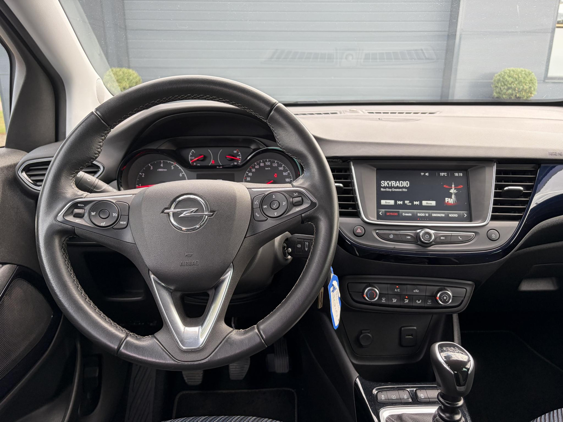 Opel Crossland X 1.2 Turbo 120 Jaar Edition ✓110pk✓D-riem vv in 2025✓2e Eigenaar✓Carplay✓Lm velgen✓N.A.P✓6 Bak✓Airco✓Cruise✓Pdc✓Rijstrooksensor✓Nieuwe Apk bij Aflevering
