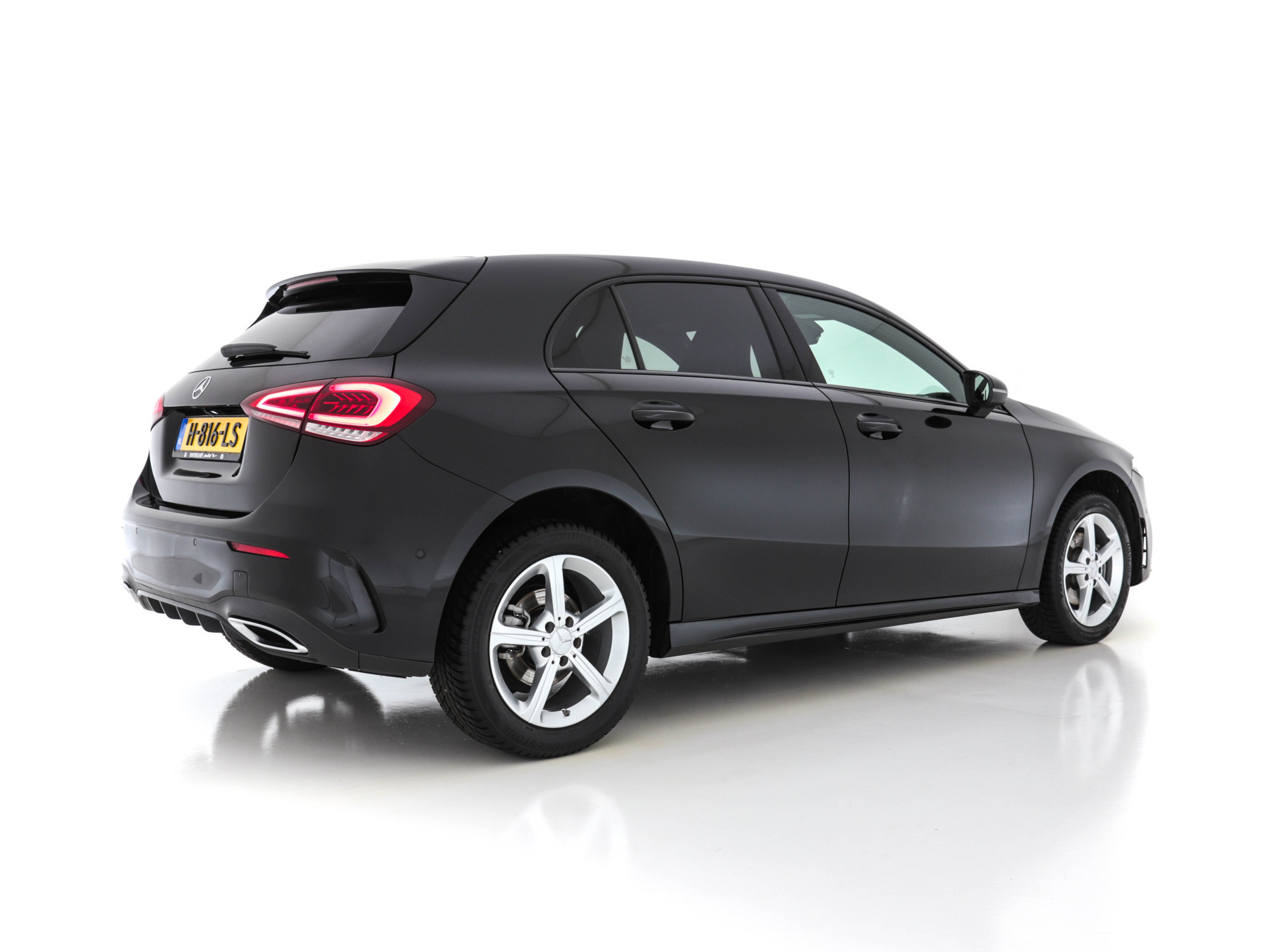 Mercedes-Benz A-klasse 160 Business Solution (INCL-BTW) *WIDE-SCREEN-COCKPIT | FULL-LED | HEATED-SPORTSEATS | LEATHER-MICROFIBRE | NAVI-FULLMAP | CAMERA | ECC | PDC | CRUISE | CARPLAY | AMBIENT-LIGHT | PRIVACY-GLASS | 18"ALU*