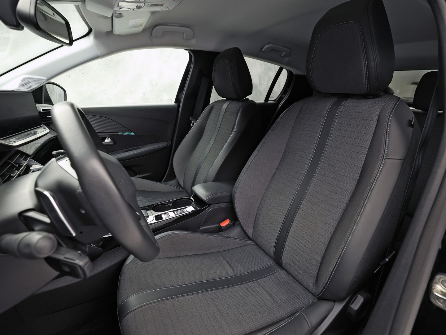 Peugeot 208 1.2 PureTech Allure Pack Automaat (VIRTUAL COCKPIT, BLACK PACK, APPLE CARPLAY, GROOT NAVI, 360 CAMERA, SPORTSTOELEN, GETINT GLAS, LM VELGEN, NIEUWSTAAT)