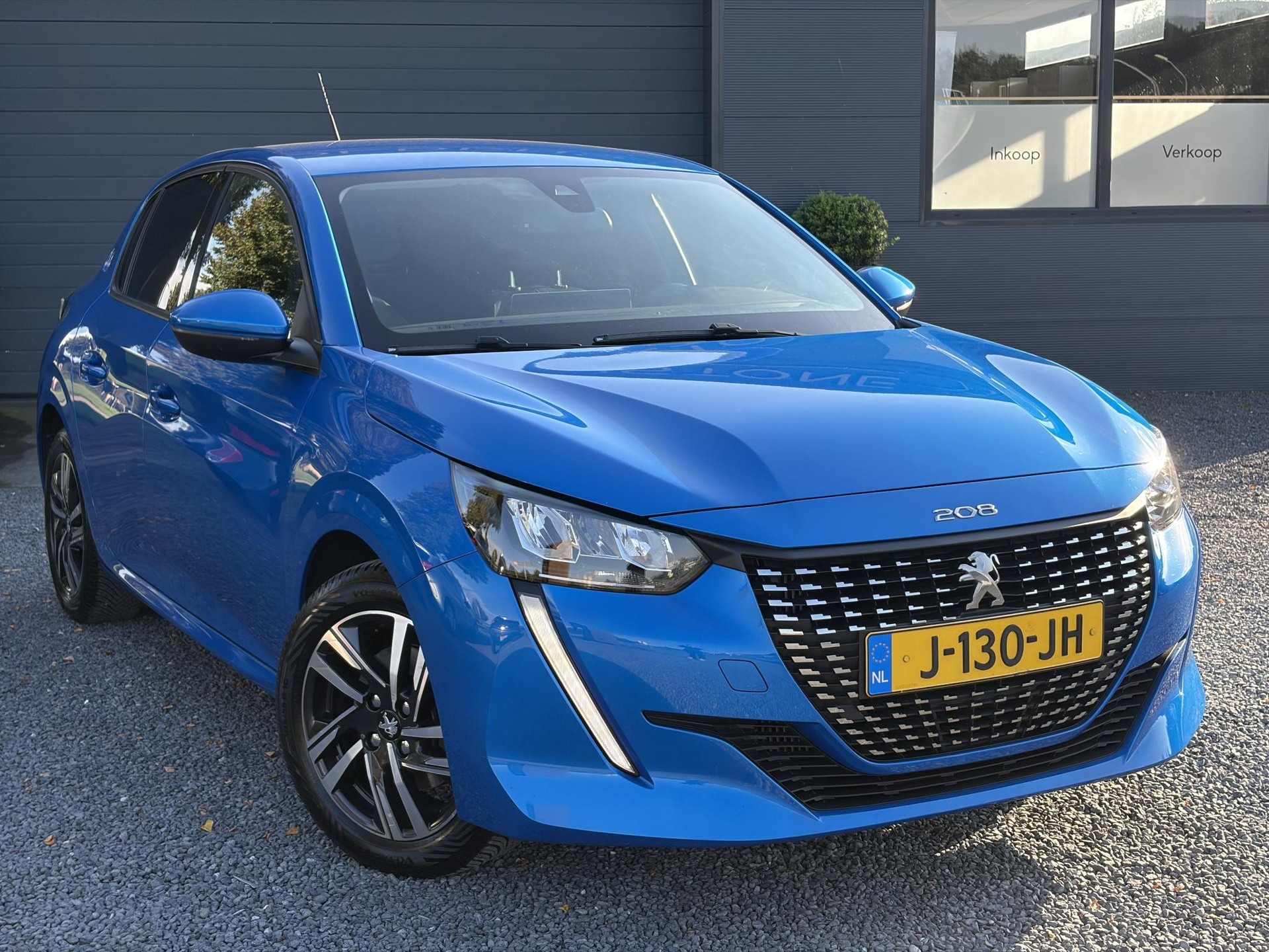 Peugeot 208 1.2 PureTech Allure ✓D-riem vv in 10-2025✓1e Eigenaar✓360° Camera✓Carplay✓Navi✓101pk✓LED✓Clima✓Cruise✓6 Bak✓Pdc✓Lm velgen✓Halfleder✓Recent beurt gehad✓N.A.P✓Apk tot 08-2028