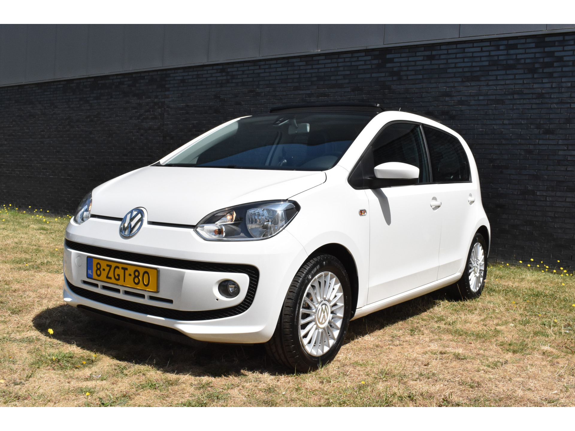 Volkswagen Up! 1.0 high up! BlueMotion Panodak Navigatie Pdc Lage km-stand