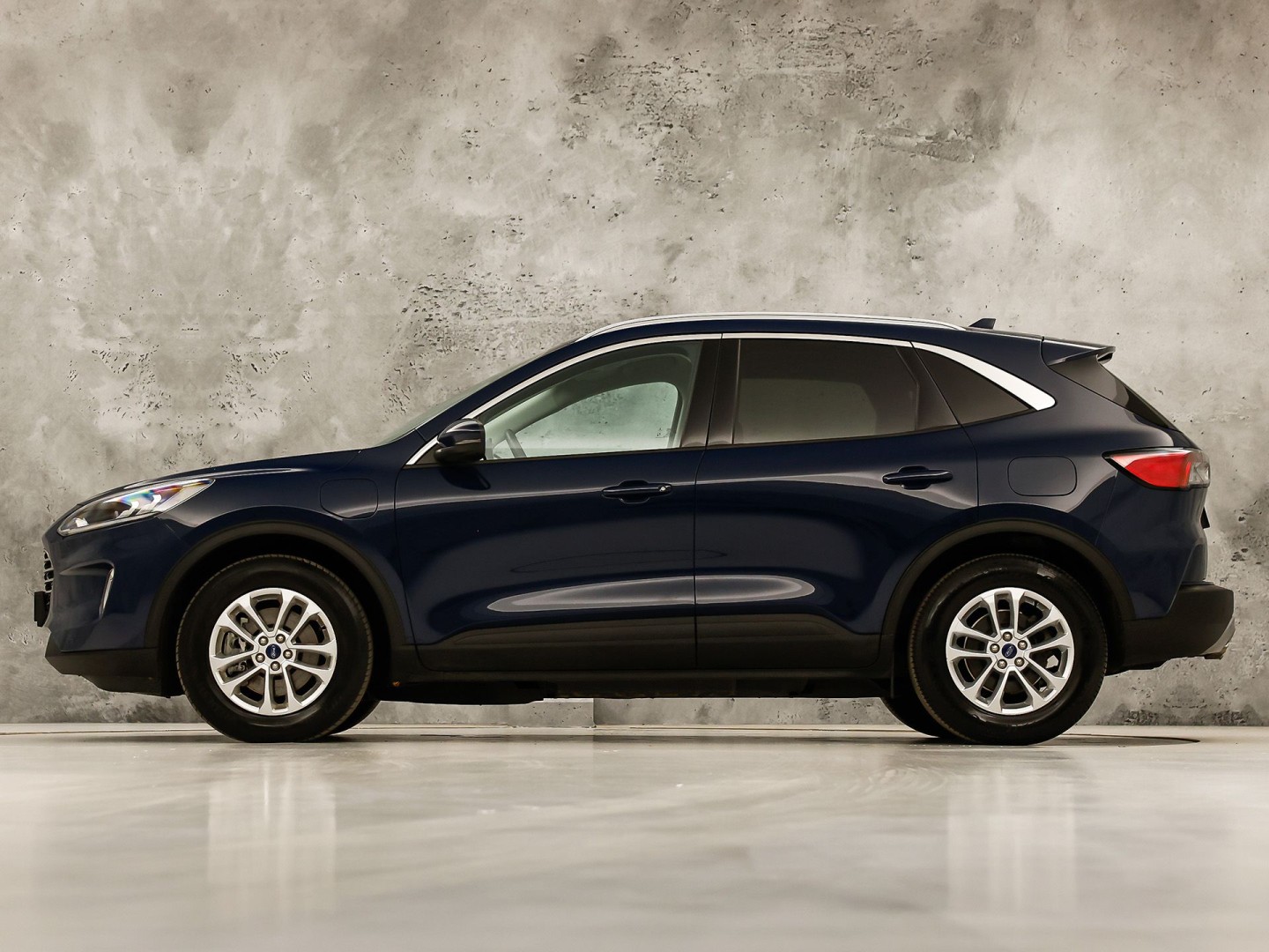 Ford Kuga 2.5 PHEV Titanium 225Pk Automaat (VIRTUAL COCKPIT, APPLE CARPLAY, GROOT NAVI, CAMERA, SPORTSTOELEN, KEYLESS, GETINT GLAS, LANE ASSIST, NIEUWSTAAT)