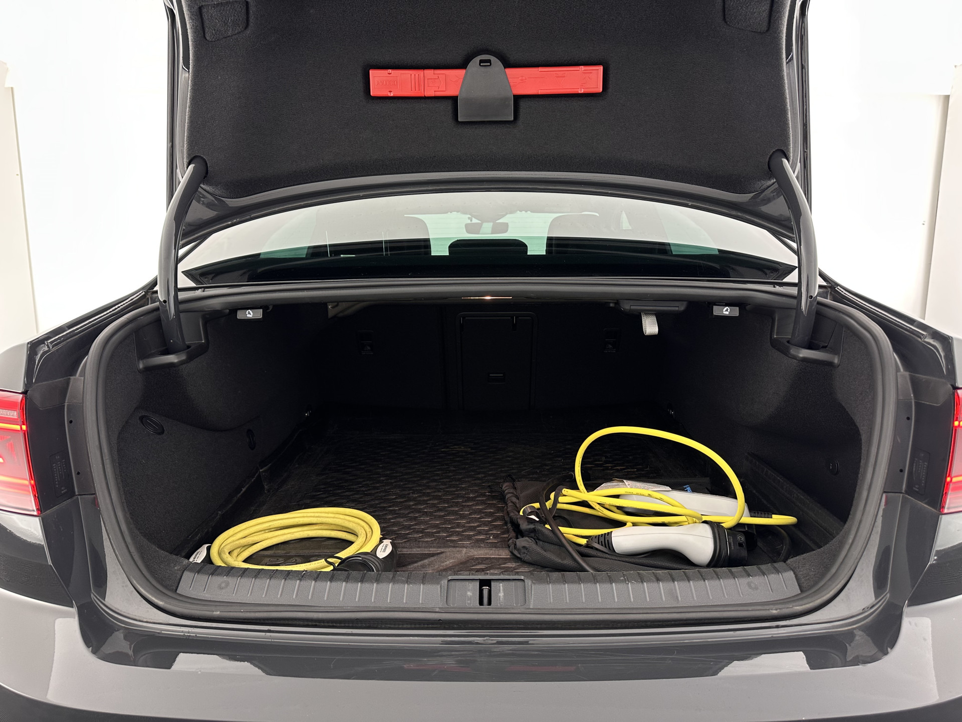 Volkswagen Passat 1.4 TSI PHEV GTE Business (INCL-BTW) Aut. *FULL-LED | DIGI-COCKPIT | ADAPTIVE-CRUISE | NAVI-FULLMAP | KEYLESS | DAB+ | COMFORT-SEATS | SHIFTPADDLES | PRIVACY-GLASS | PDC | CAMERA | CARPLAY | 17''ALU*