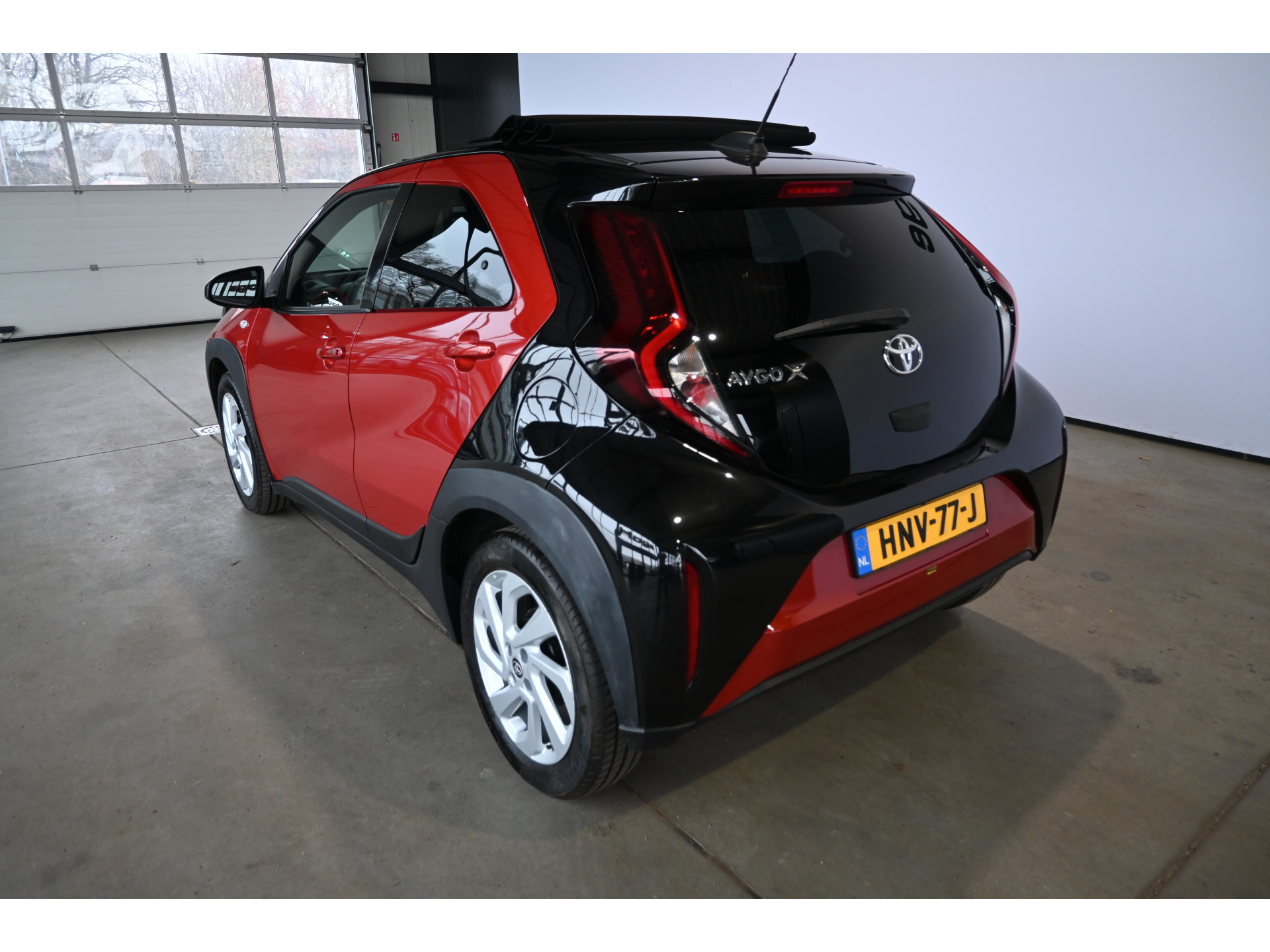 Toyota Aygo X 1.0 VVT-i MT Play Clima Carplay Panoramadak Camera LED Rijklaarprijs Inruil Mogelijk!