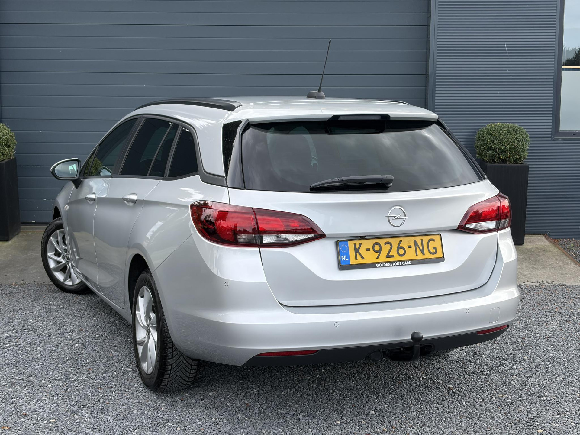 Opel Astra Sports Tourer 1.2 Business Executive ✓1e Eigenaar✓146pk✓Camera✓Trekhaak✓Carplay✓Airco✓Cruise✓Pdc V+A✓Lm velgen✓Comfortstoelen✓6 Bak✓N.A.P✓Nieuwe Apk bij Aflevering