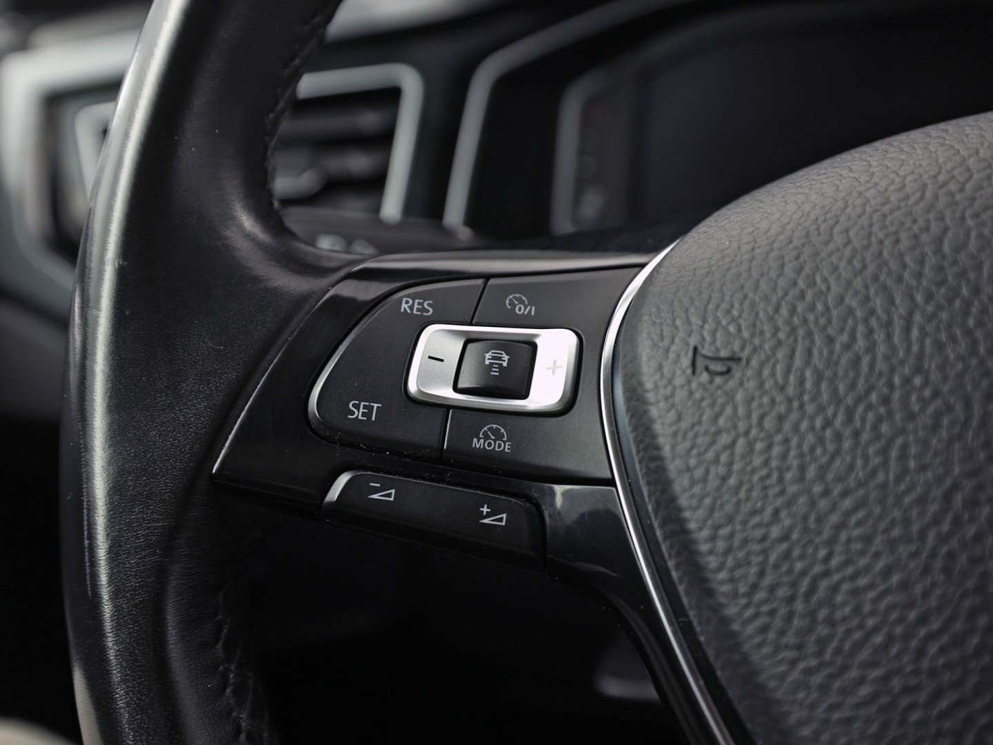 Volkswagen Polo 1.0 TSI Sportline Automaat (VIRTUAL COCKPIT, APPLE CARPLAY, GROOT NAVI, CLIMATE, CAMERA, STOELVERWARMING, SPORTSTOELEN, GETINT GLAS, KEYLESS START, ADAPTIVE CRUISE, NIEUWSTAAT)