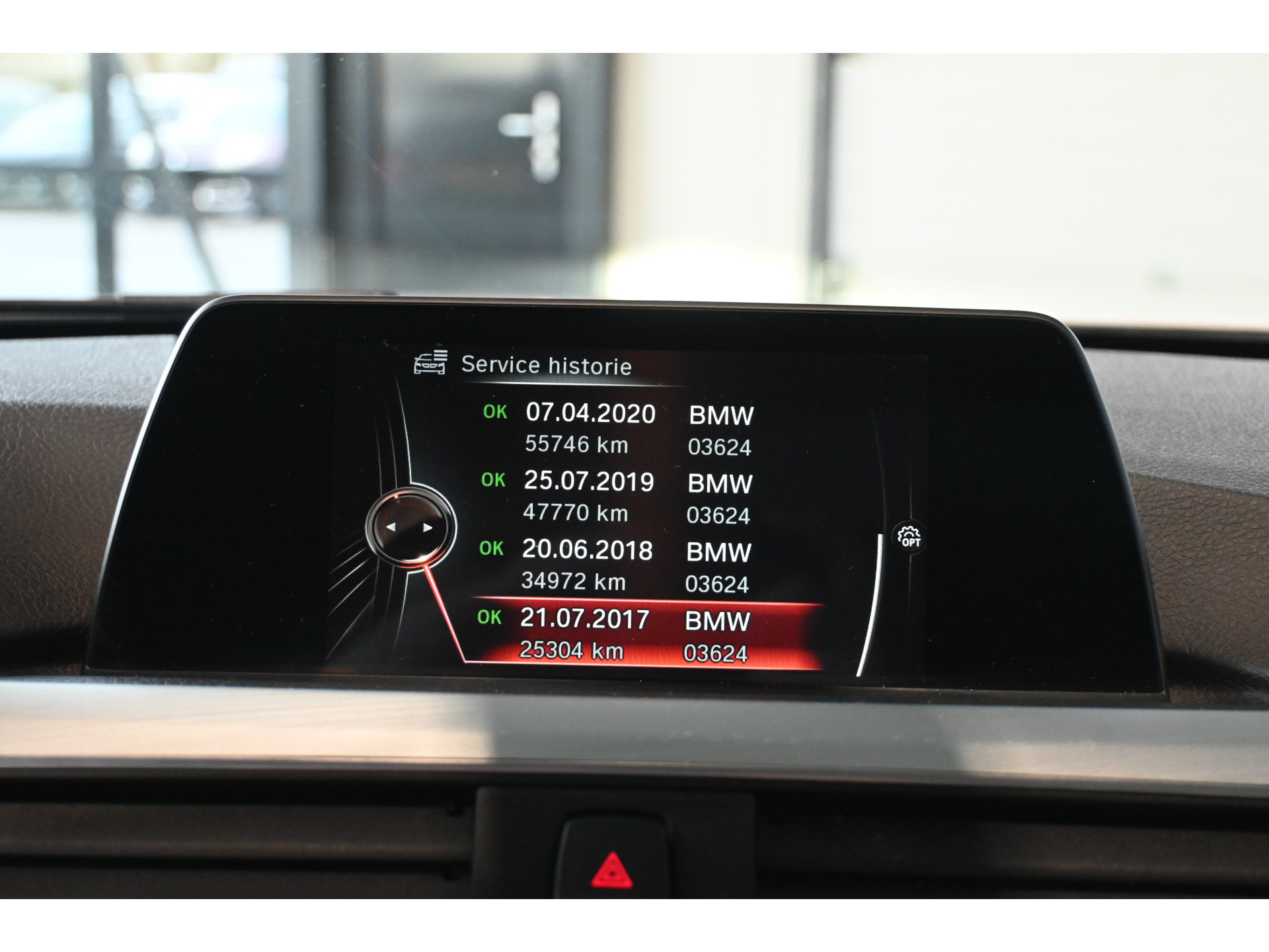 BMW 3-serie Touring 318i Luxury Clima Navigatie LED Panoramadak 18'Inch Goed Onderhouden! Inruil Mogelijk!