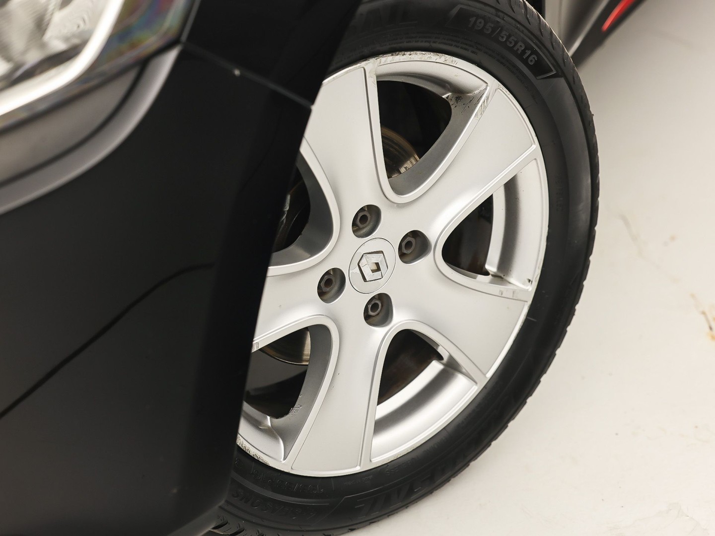 Renault Clio 0.9 TCe Dynamic Sport (NAVIGATIE, CRUISE, LM VELGEN, SPORTSTOELEN, NIEUWE APK, NIEUWSTAAT)