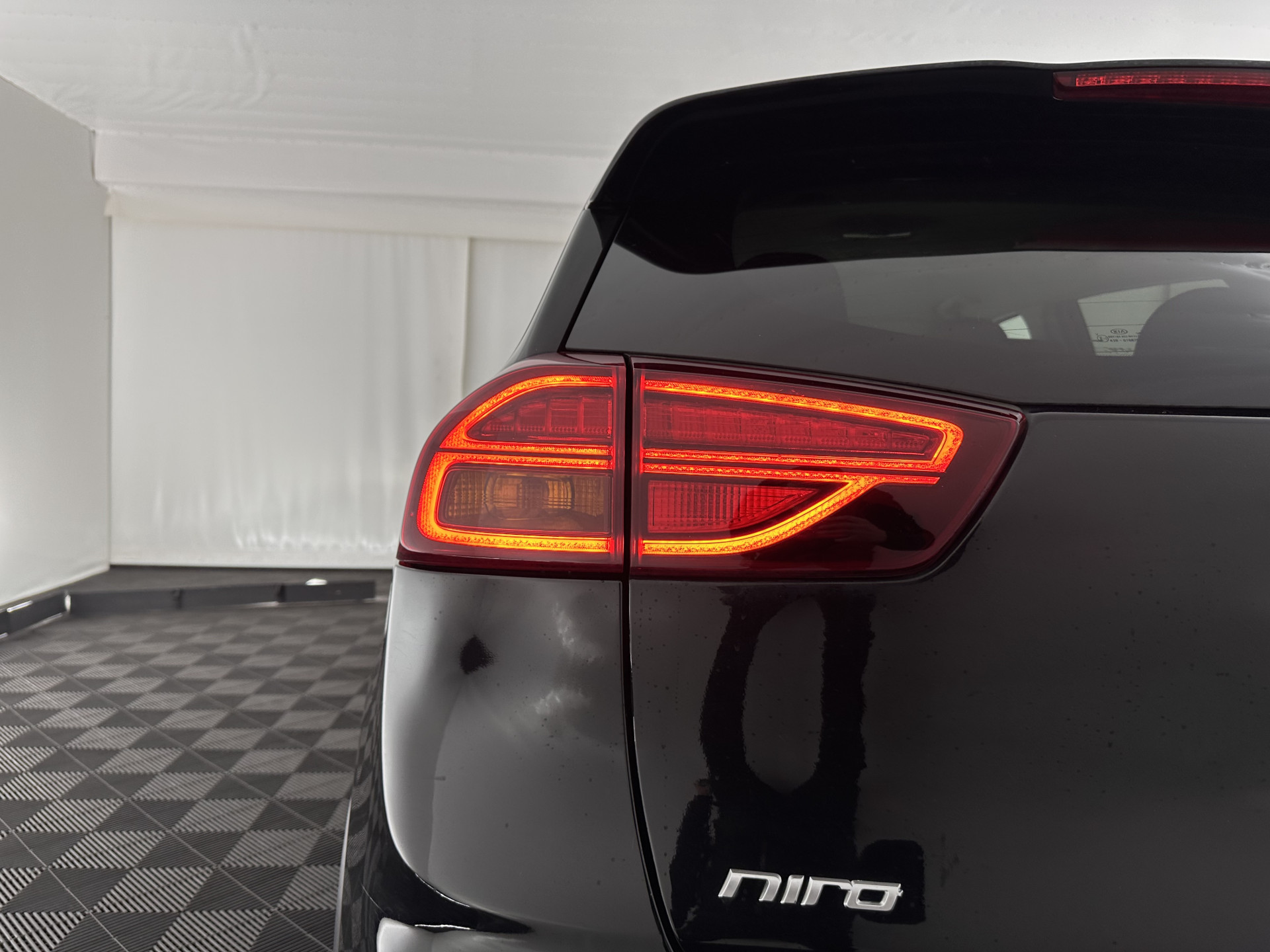 Kia e-Niro ExecutiveLine 64 kWh [ 3-Fase ] {SOH-100%} (INCL-BTW) Aut.*HEATPUMP | LEATHER | FULL-LED | NAVI-FULLMAP | ADAPTIVE-CRUISE | CAMERA | MEMORY-PACK | LANE-ASSIST | HEATED-COMFORTSEATS | SHIFTPADDLES | KEYLESS | DIGI-COCKPIT | PRIVACYGLAS