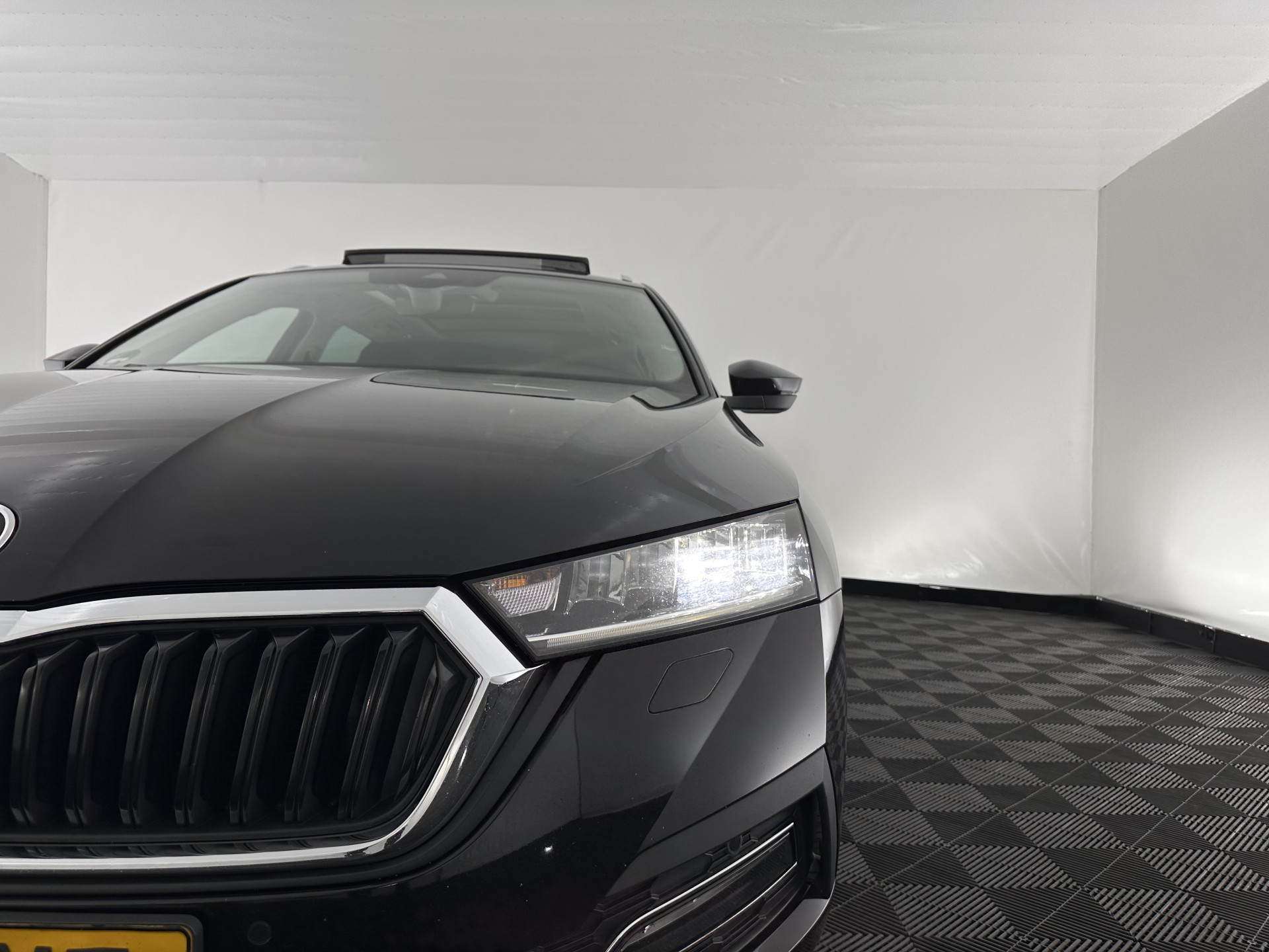 ŠKODA Octavia Combi 1.0 TSI Style (INCL-BTW) *PANO | FULL-LED | LANE-ASSIST | DIGI-COCKPIT | HEATED-COMFORTSEATS | NAVI-FULLMAP | PRIVACYGLASS | KEYLESS | DAB | ECC | PDC | CRUISE | TOWBAR | 18''ALU*