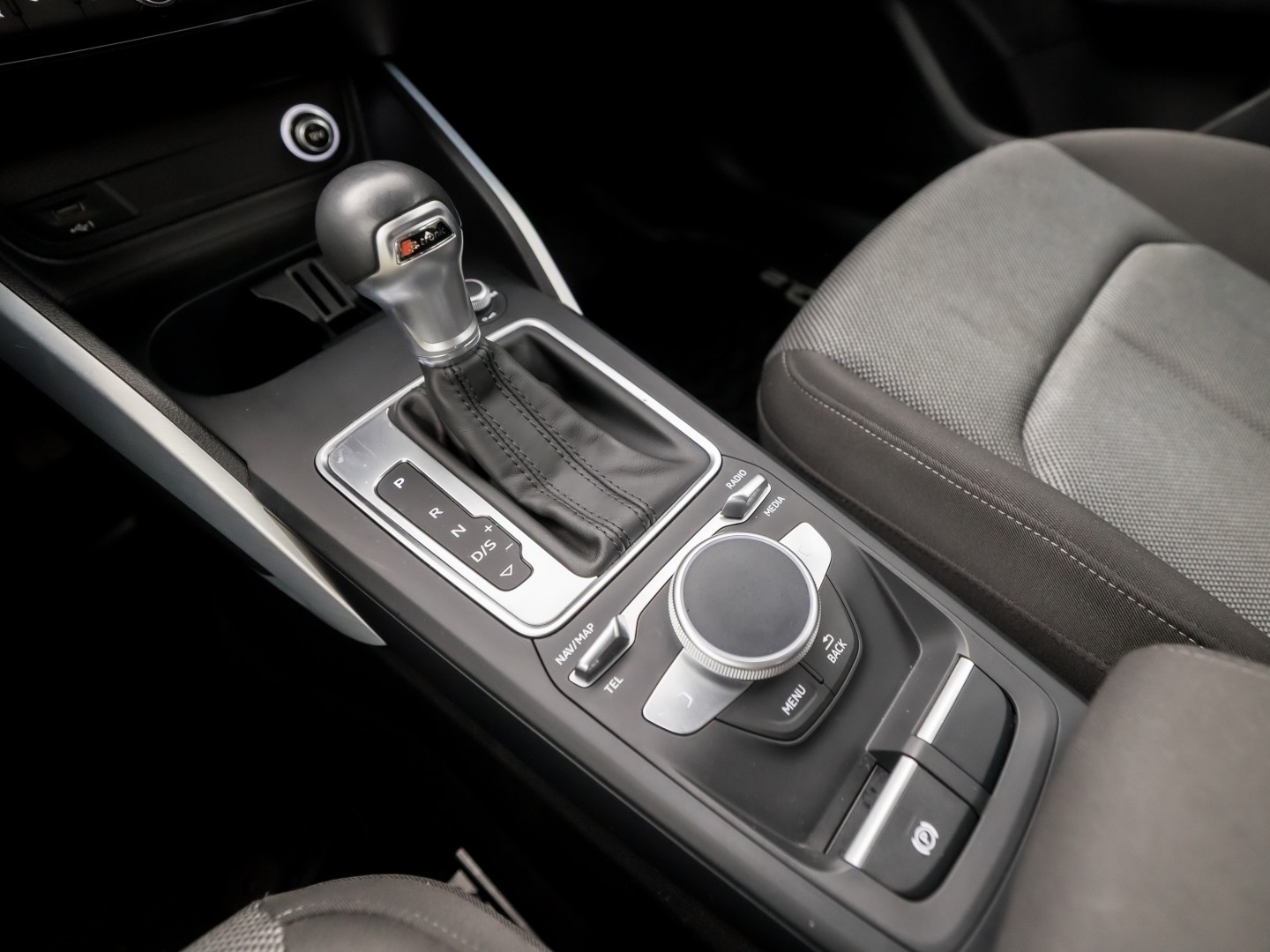 Audi Q2 35 TFSI S-Tronic Sport 150Pk Automaat (VIRTUAL COCKPIT, APPLE CARPLAY, GROOT NAVI, CLIMATE, STOELVERWARMING, SPORTSTOELEN, GETINT GLAS, PARKEERSENSOREN, CRUISE, NIEUWSTAAT)