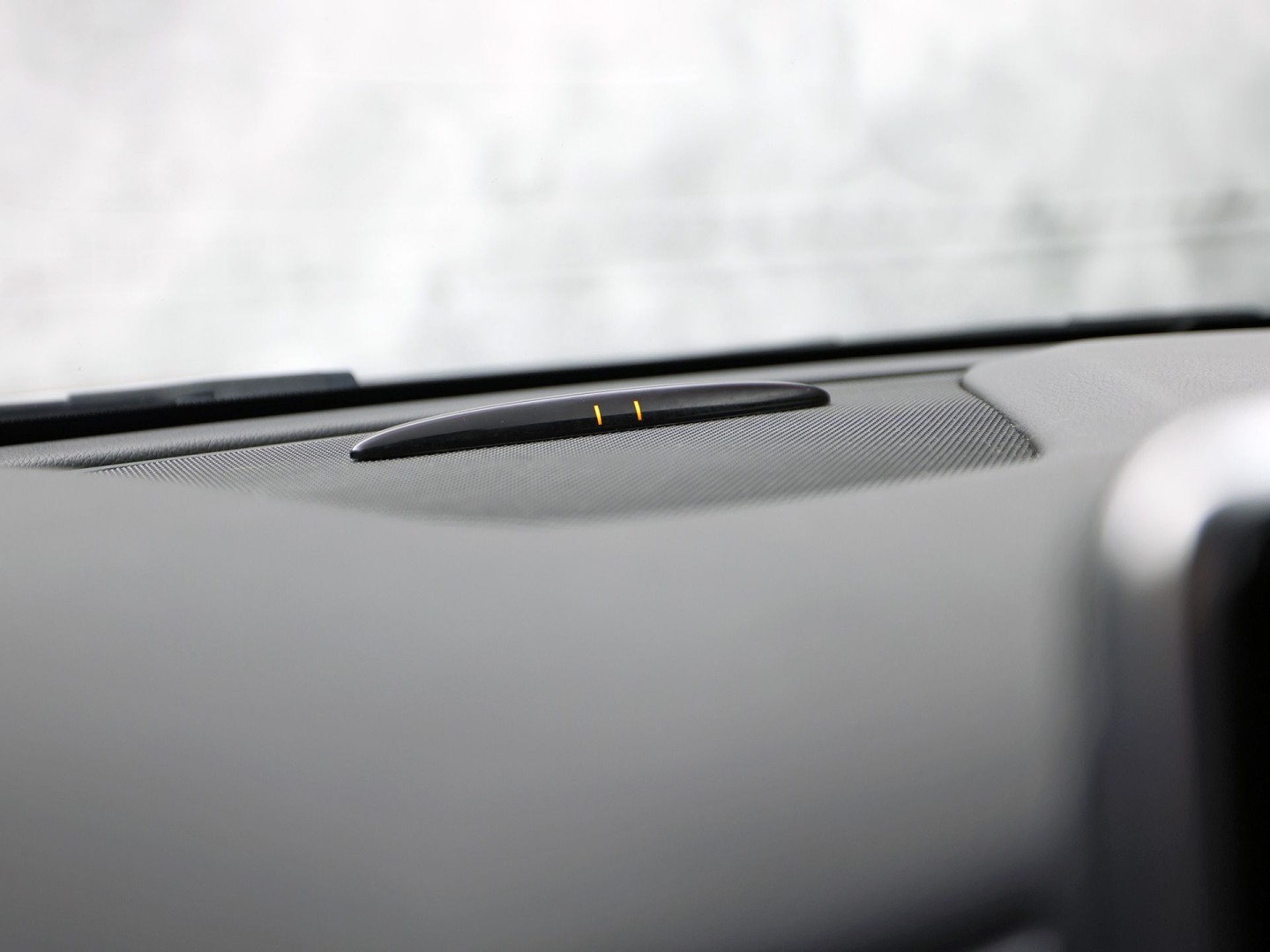 Mercedes-Benz A-Klasse 180 AMG Sport Automaat (NAVIGATIE, LEDER, STOELVERWARMING, SPORTSTOELEN, ZWART HEMEL, PARKEERSENSOREN, TREKHAAK, CRUISE, NIEUWSTAAT)