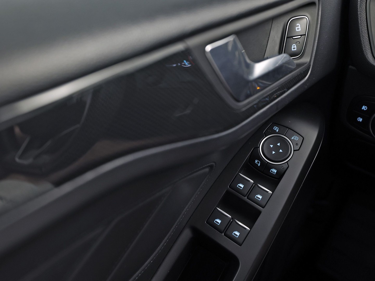 Ford Focus Wagon 1.0 EcoBoost ST Line (APPLE CARPLAY, GROOT NAVI, STUUR/STOELVERWARMING, KEYLESS, GETINT GLAS, SPORTSTOELEN, CRUISE, PARKEERSENSOREN, NIEUWSTAAT)