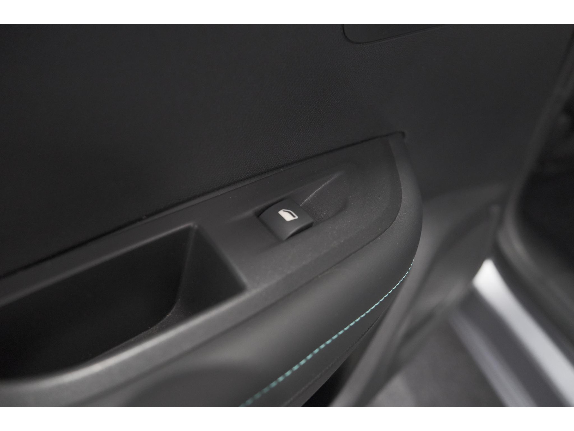 Peugeot e-2008 EV Allure Pack 50 kWh | 3 Fase Laadfunctie | Camera | Navigatie | Parkeersensoren | Apple Carplay