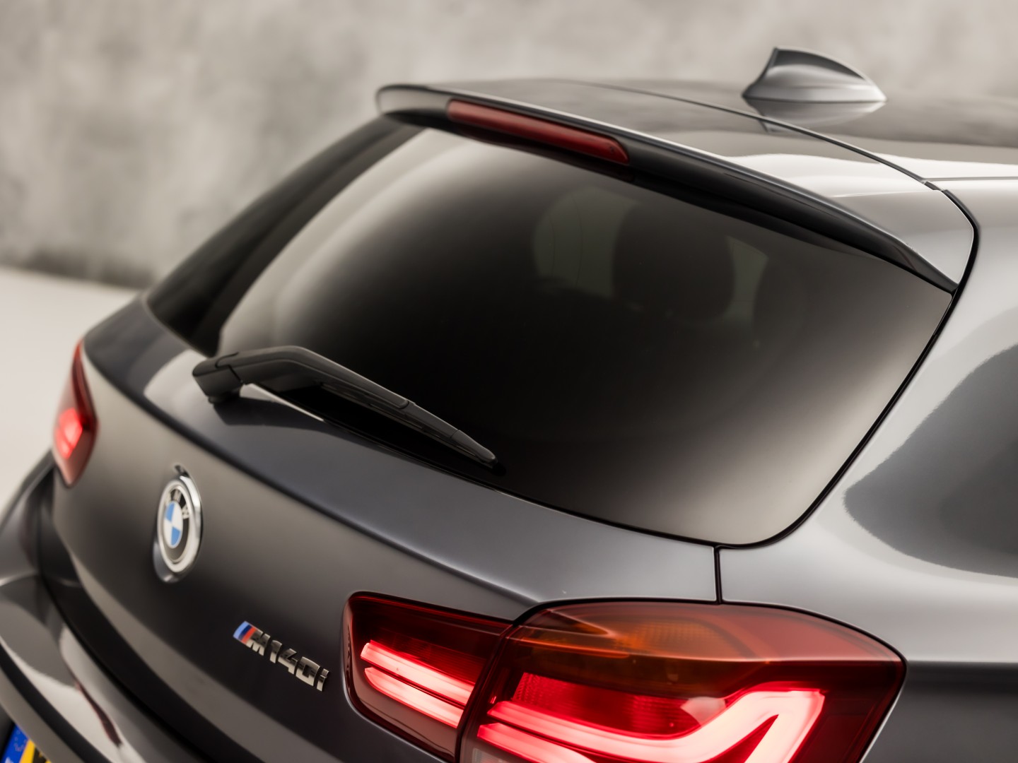 BMW M140i M Sport High Executive 340Pk Automaat (6 CILINDER, M PAKKET, HARMAN/KARDON, ALCANTARA, CAMERA, SPORTSTOELEN, M SPORTREMMEN, NAVIGATIE, STOELVERWARMING, GETINT GLAS, NIEUWSTAAT)