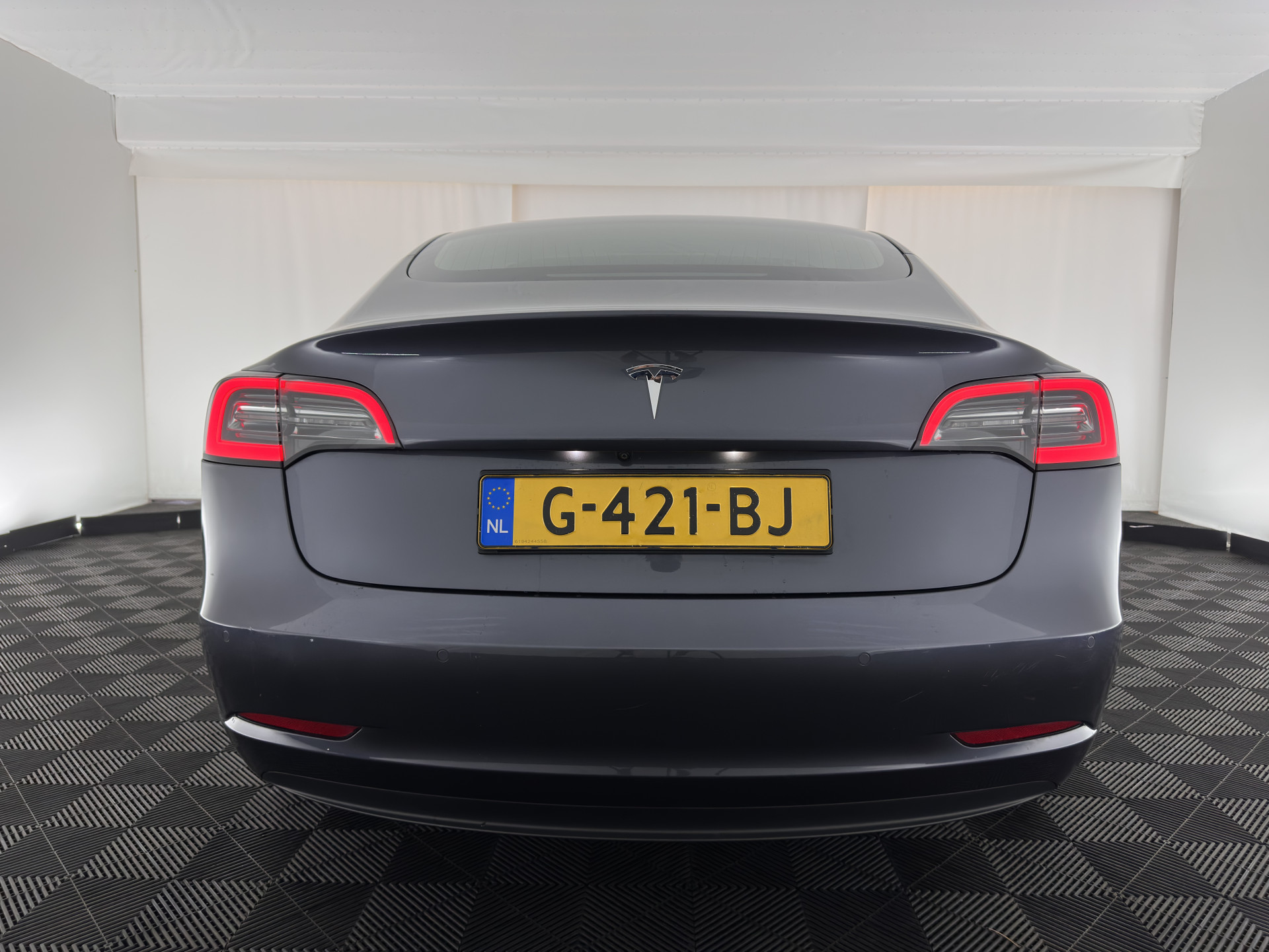 Tesla Model 3 Standard RWD Plus 60 kWh [ 3-Fase ] {SOH-88%} (INCL-BTW) Aut. *PANO | AUTO-PILOT | LEATHER | KEYLESS | FULL-LED | MEMORY-PACK | SURROUND-VIEW | DAB | CARPLAY | DIGI-COCKPIT | LANE-ASSIST | COMFORT-SEATS | 18"ALU*