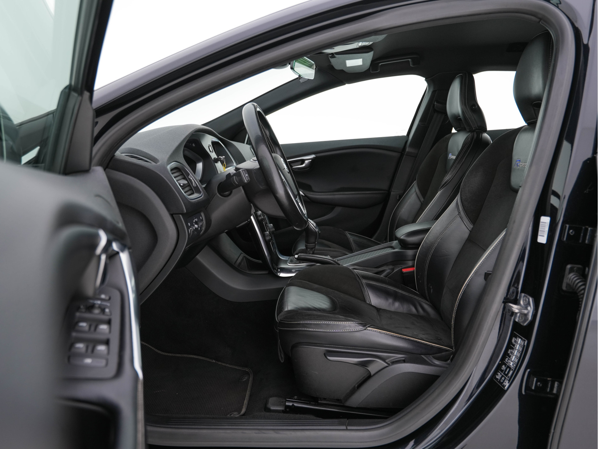 Volvo V40 1.6 T3 R-Design *NAVI-FULLMAP | LEATHER-ALCANTARA | ECC | PDC | CRUISE | SPORT-SEATS | TOWBAR | 17''ALU*