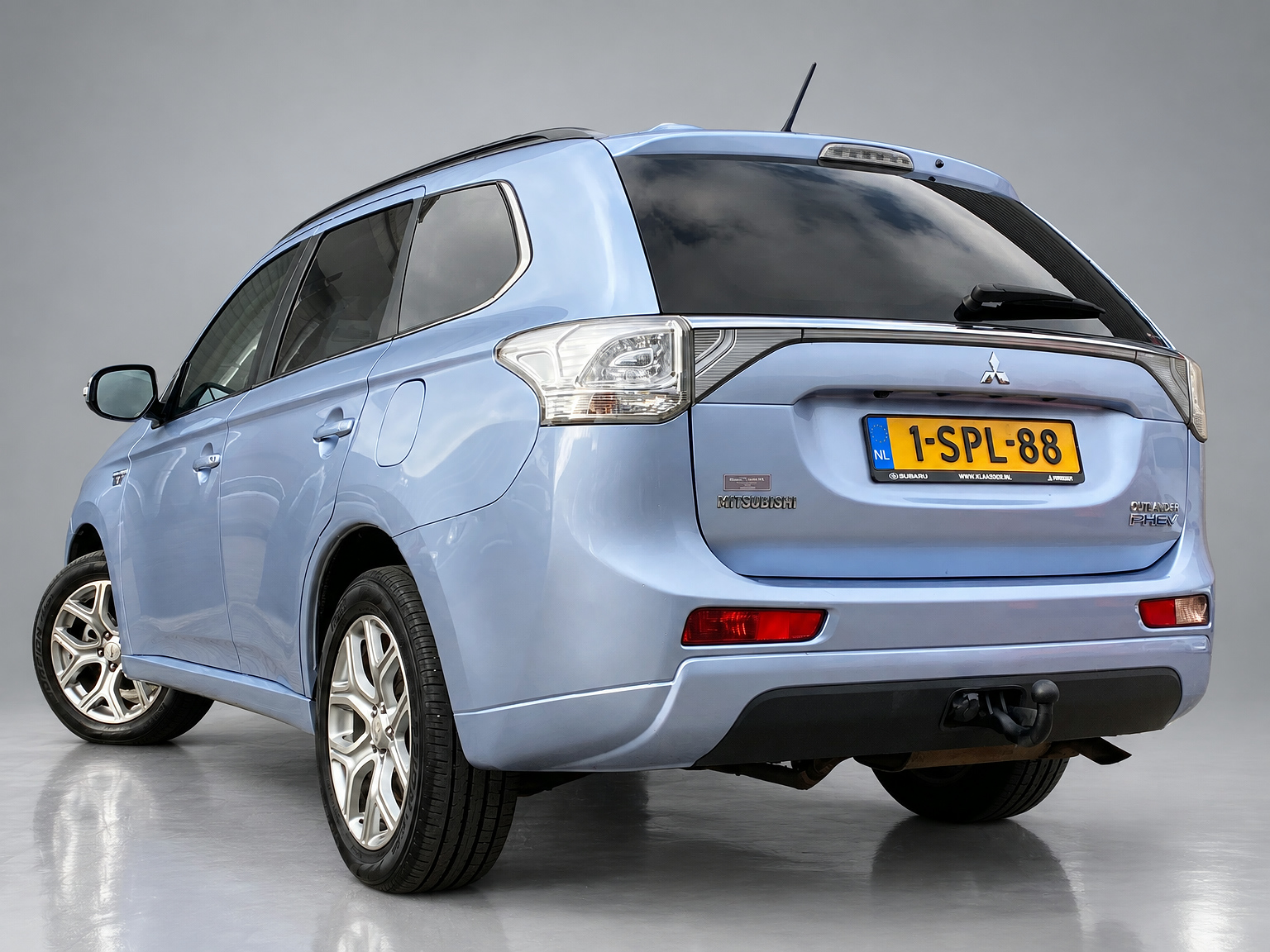 Mitsubishi Outlander 2.0 PHEV Instyle 4WD 203 pk | navigatie | leder interieur | schuifdak | trekhaak | elektr. achterklep