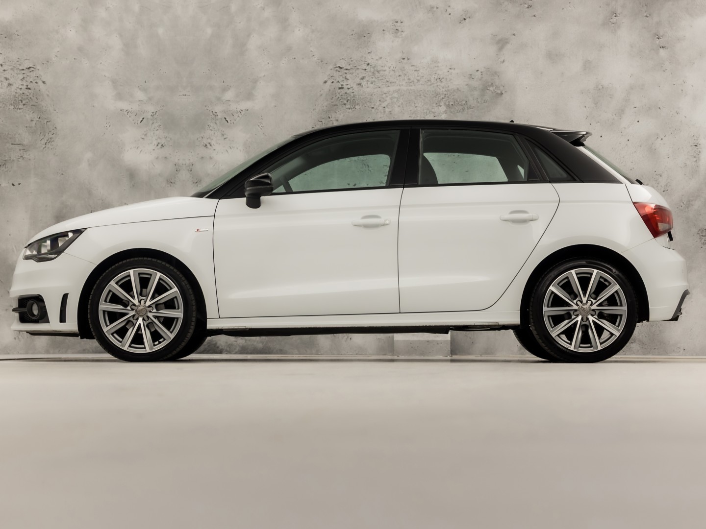 Audi A1 Sportback 1.2 TFSI S-Line Sport (NAVIGATIE, 5 DEURS, PARKEERSENSOREN, CRUISE, SPORTSTOELEN, LED ACHTERLICHTEN, BLUETOOTH, NIEUWE APK, NIEUWSTAAT)