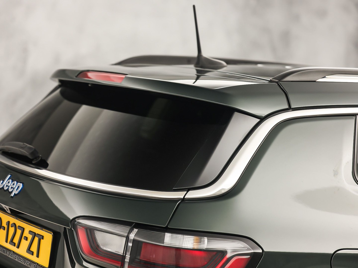 Jeep Compass 4xe 190 Plug-in Hybrid Electric Night Eagle. Automaat (NAP, APPLE CARPLAY, GROOT NAVI, LEDER, ADAPTIVE CRUISE, SPORTSTOELEN, GETINT GLAS, KEYLESS, NIEUWSTAAT)