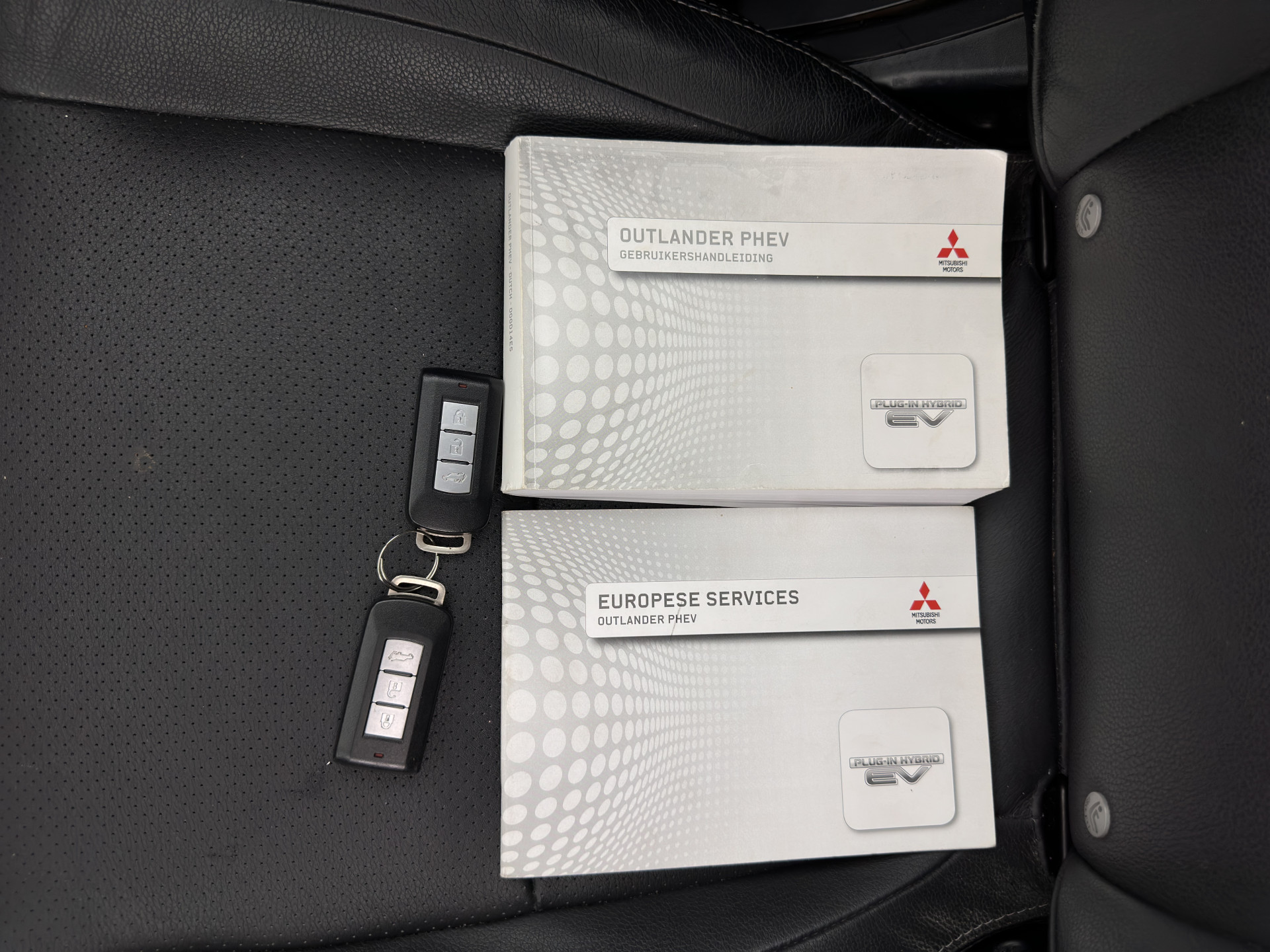 Mitsubishi Outlander 2.0 PHEV Instyle+ (Plug-In) Aut.* FULL-LEATHER | XENON | NAVI-FULLMAP | KEYLESS | CAMERA | HEATED-COMFORTSEATS | ECC | SHIFT-PADDELS | PDC | CRUISE | DAB | TOWBAR | PRIVACY-GLASS | LANE-ASSIST | 18'' ALU*