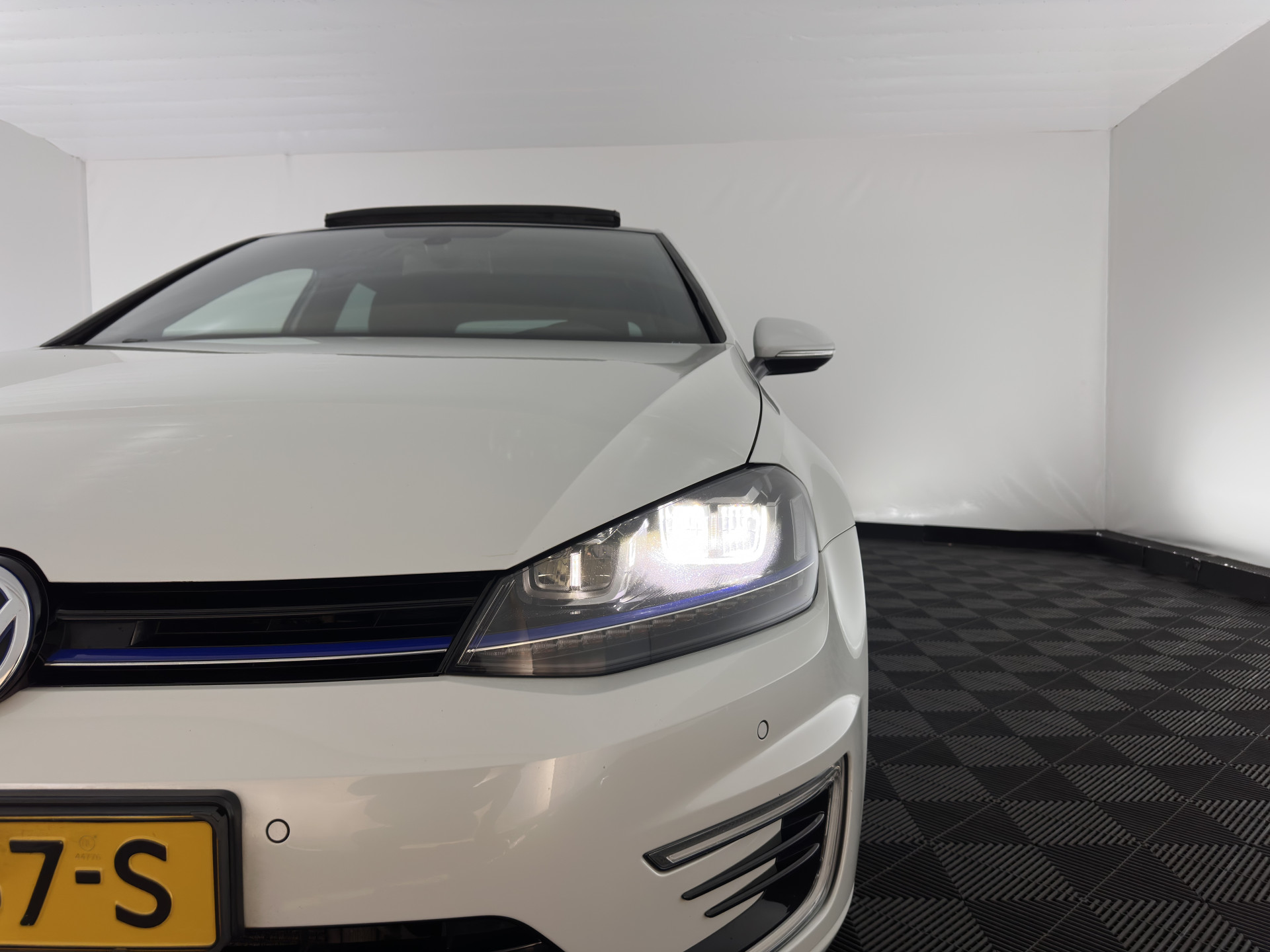 Volkswagen Golf 1.4 TSI GTE Executive Plus ( Plug-in ) Aut. * PANO | FULL-LED | NAVI-FULLMAP | SPORT-SEATS | DAB+ | ECC | CRUISE | CAMERA | PRIVACY-GLASS | 18" ALU *