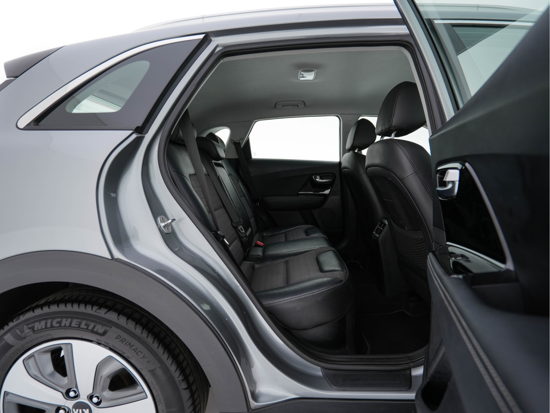 Kia Niro 1.6 GDi Hybrid ExecutiveLine Eco-Hybrid (INCL-BTW) Aut. *LEATHER-FABRIC | NAVI-FULLMAP | KEYLESS | CAMERA | COMFORTSEATS | DIGI-COCKPIT | LANE-ASSIST | ECC | CARPLAY | PDC | TOWBAR | 16''ALU*