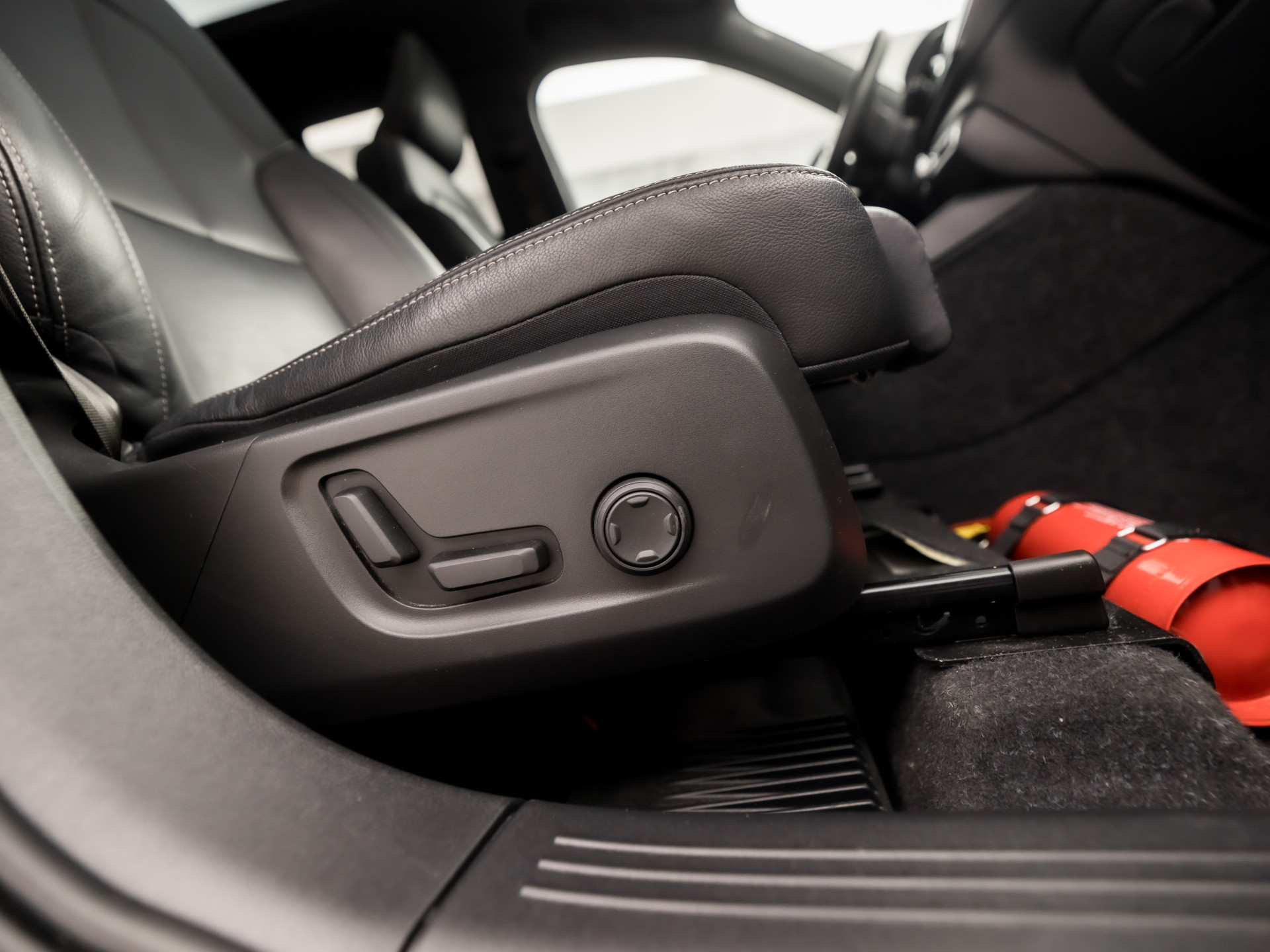 Volvo XC40 1.5 T5 Recharge Inscription Sport 252Pk Automaat (PANORAMADAK, APPLE CARPLAY, MEMORY SEAT, LEDER, 360 CAMERA, SPORTSTOELEN, STUUR/STOELVERWARMING, GETINT GLAS, ELEK ACHTERKLEP, NIEUWE APK, NIEUWSTAAT)